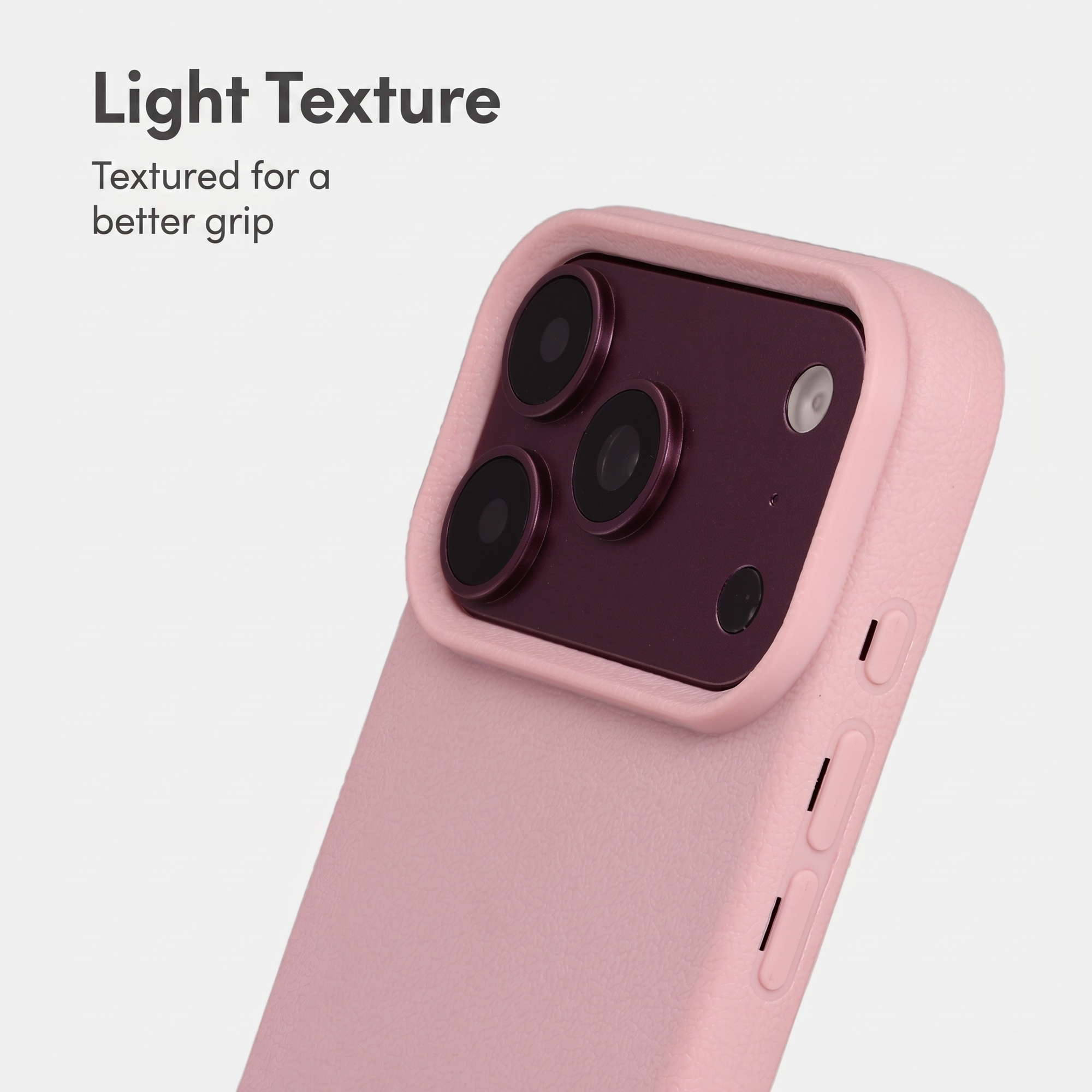 Smartphone rose dans une coque texturée avec triple appareil photo à l'arrière sur fond clair.