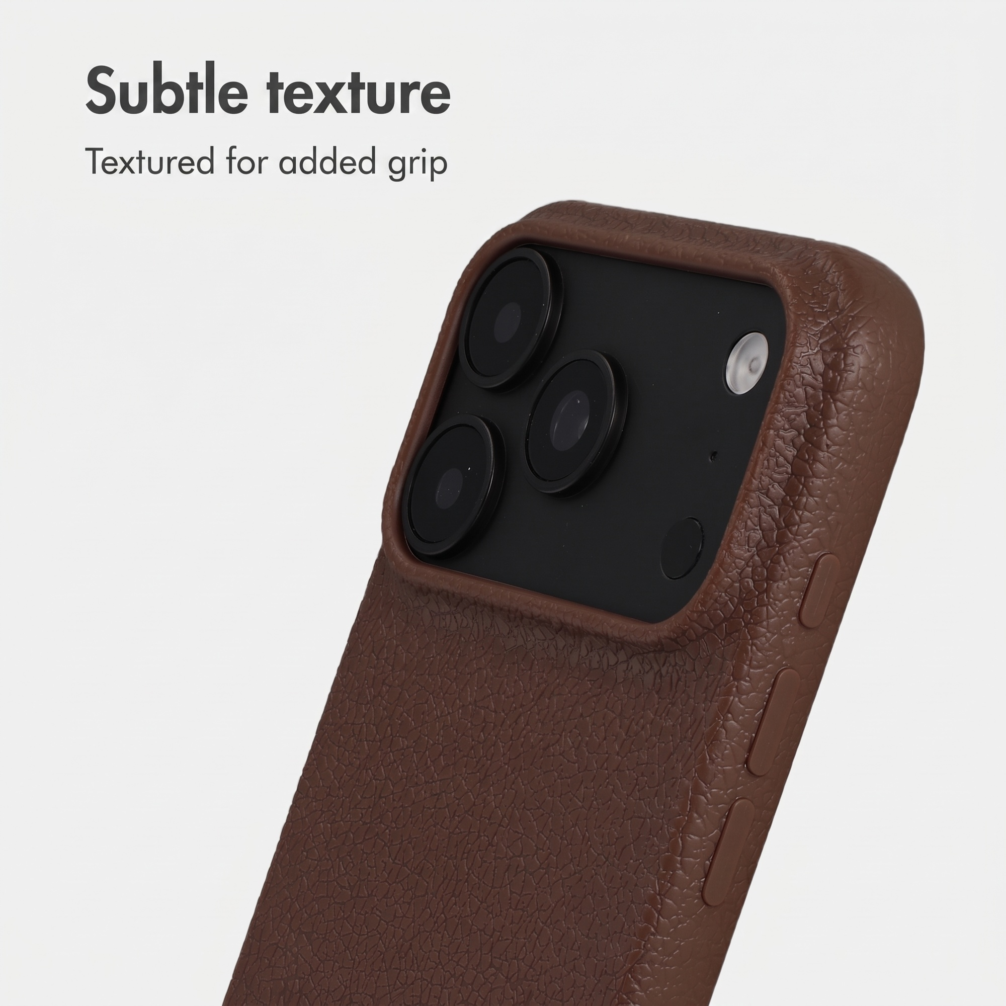 Une coque de téléphone en cuir marron texturé, montrant le module photo et les boutons latéraux.