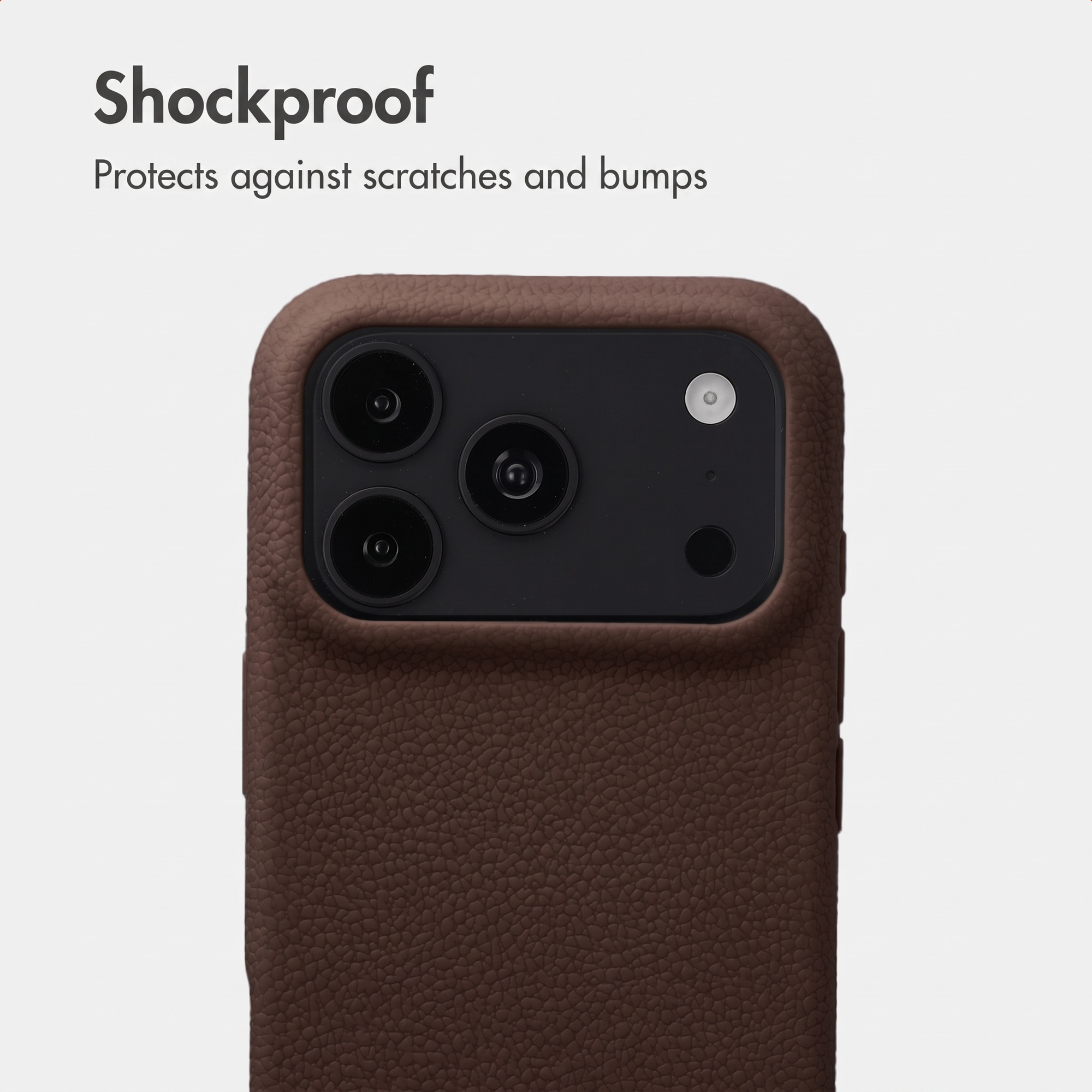 Coque de protection marron effet cuir pour smartphone avec découpe pour appareil photo.
