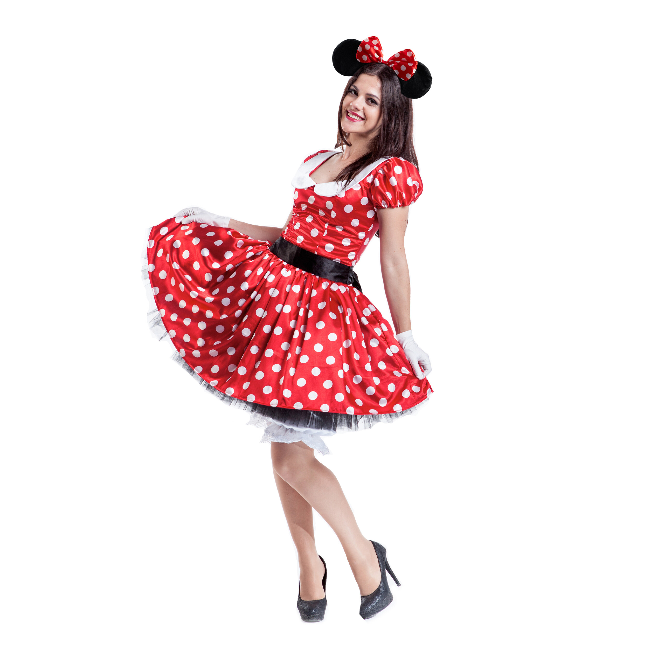 Eine junge Frau im rot-weiß gepunkteten Kleid und Minnie-Maus-Ohren lächelt vor weißem Hintergrund.