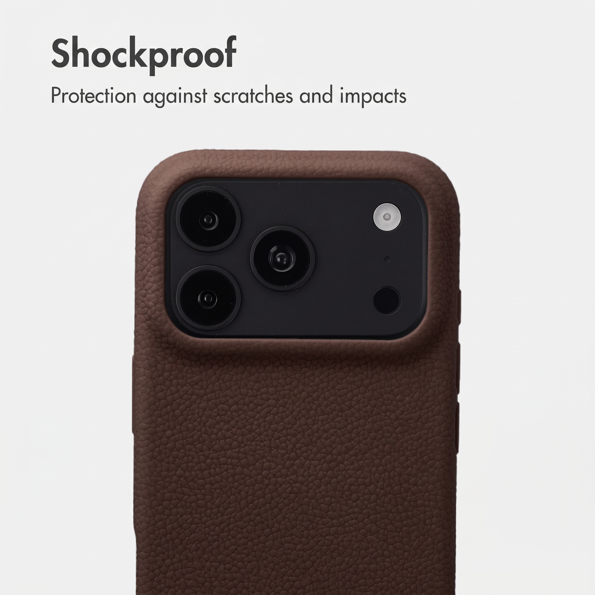 Nahaufnahme einer braunen Handyschale mit schwarzem Kameramodul und der Aufschrift Shockproof.