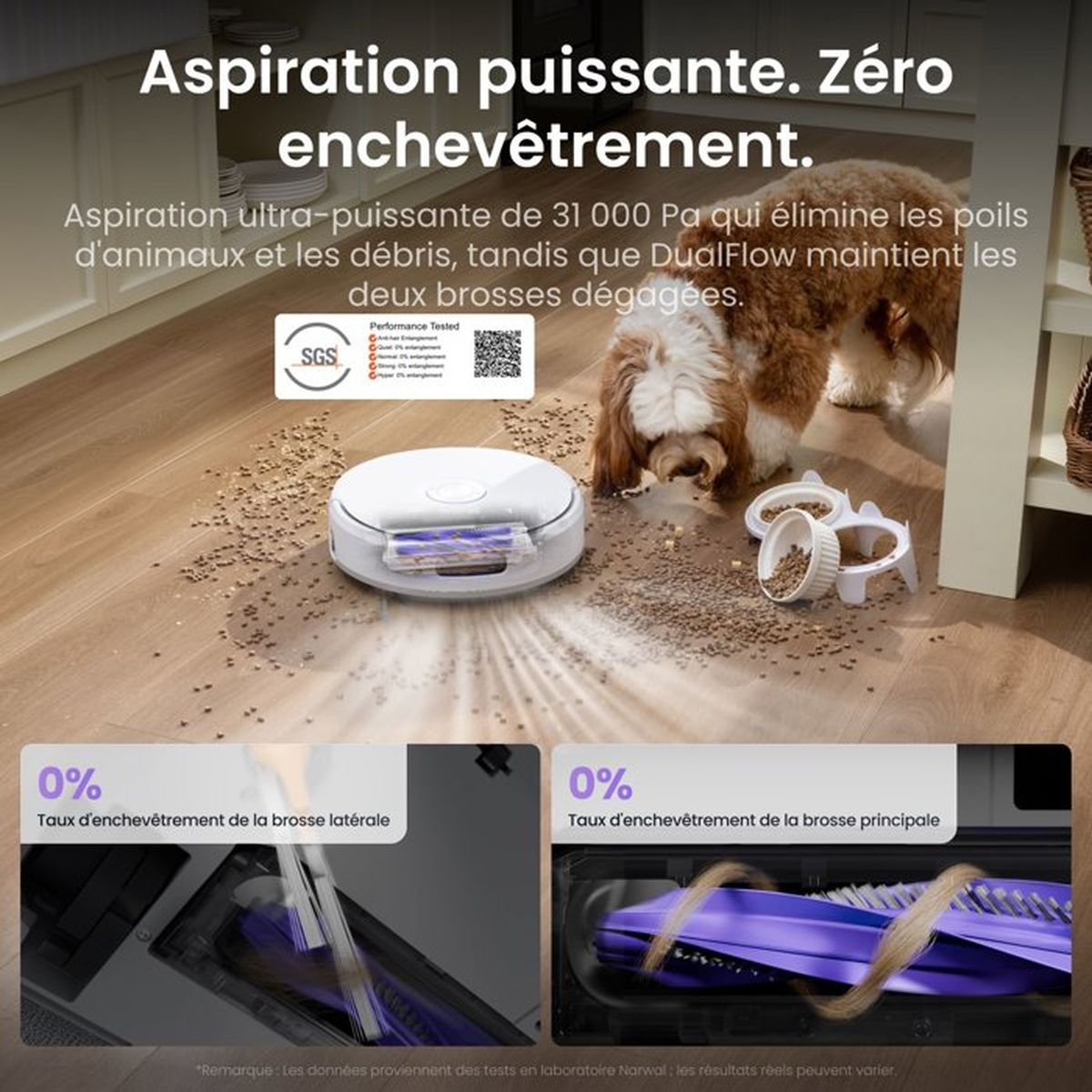 Robot aspirapolvere pulisce cibo per animali versato vicino a un cane.