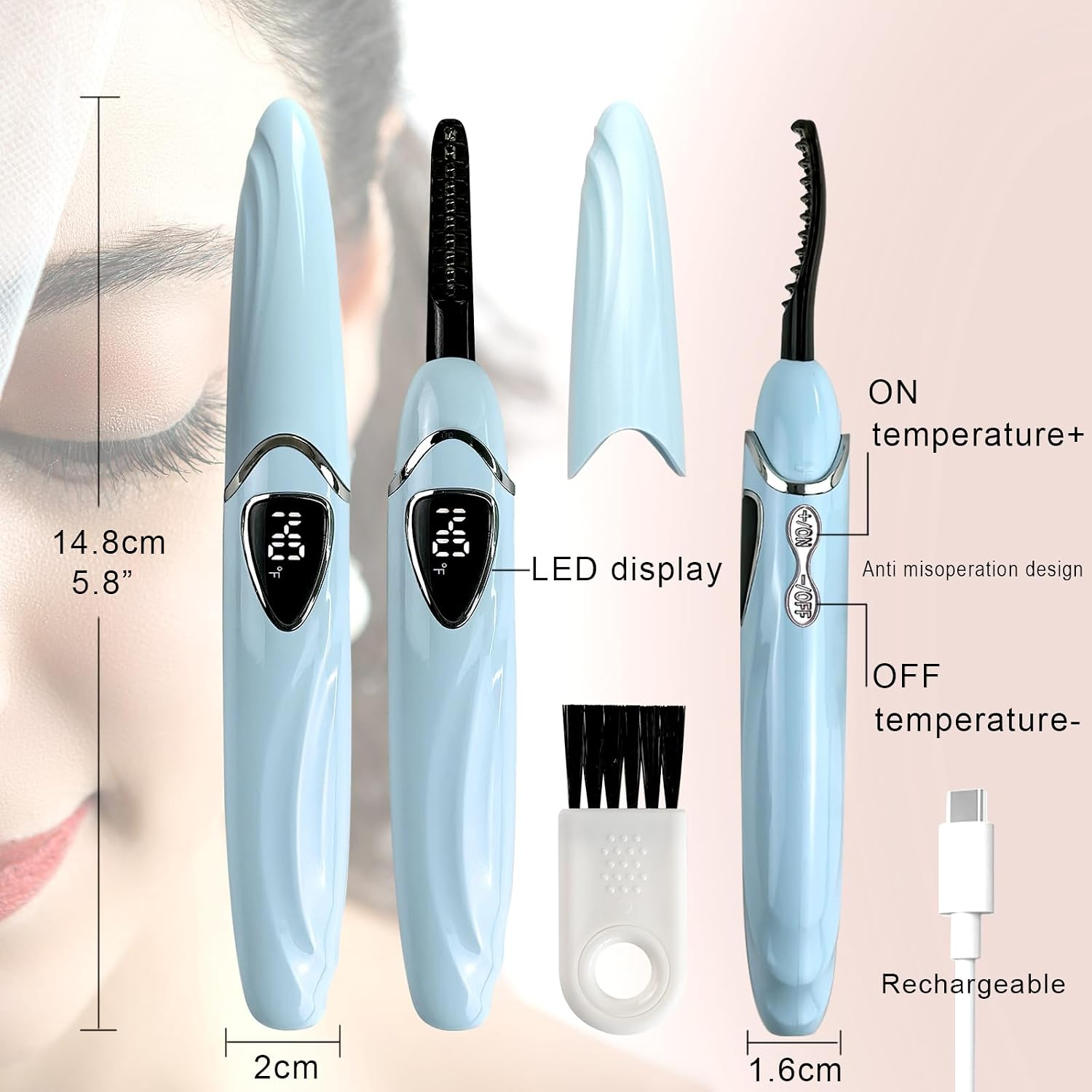 Beigeordnete Ansichten des blauen beheizten Wimpernzängers mit LED-Display, Kappe, Reinigungsbürste und USB-Kabel.