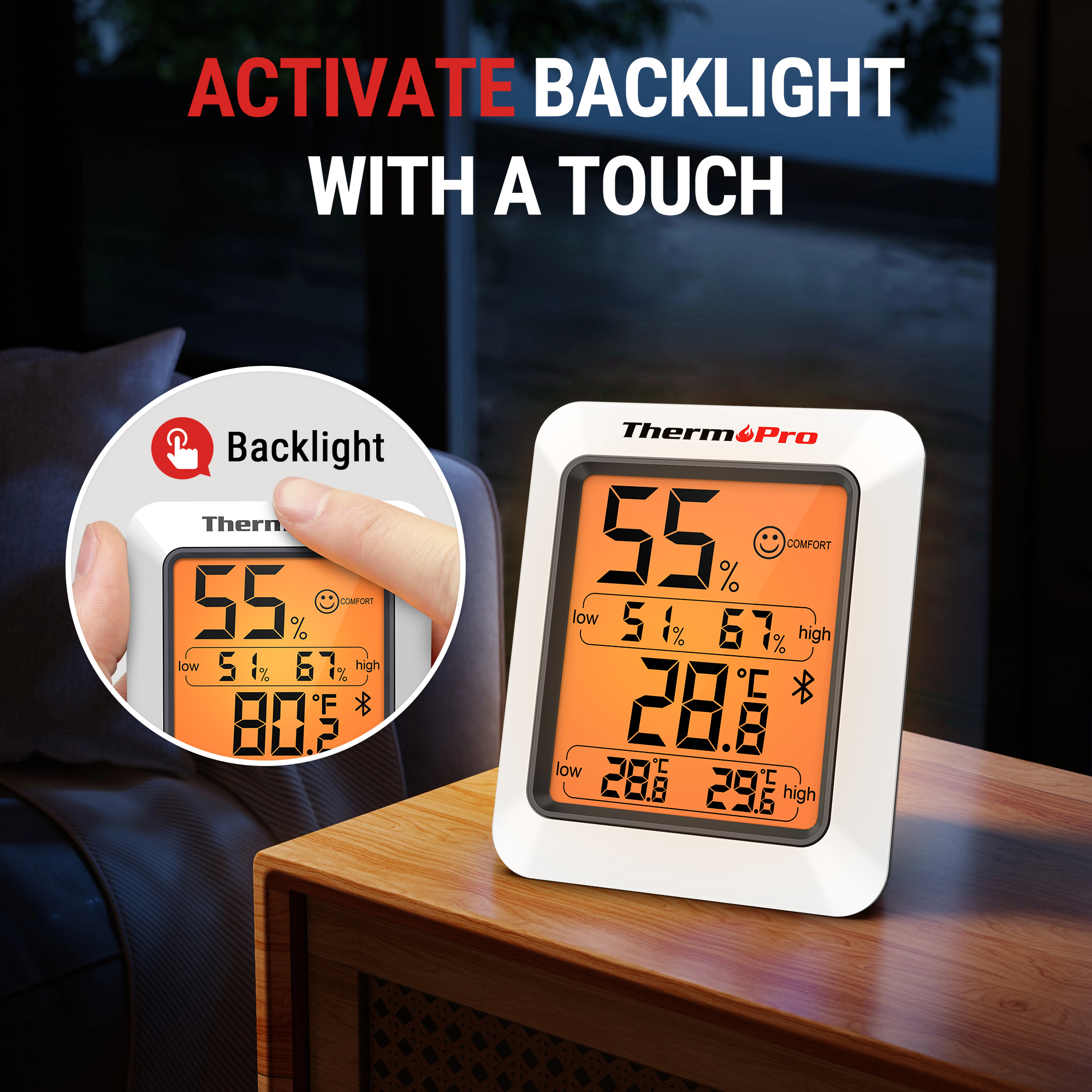 Ein ThermPro Thermo-Hygrometer mit orangem Display steht auf einem Holztisch, im Inlay drückt ein Finger auf das Display.