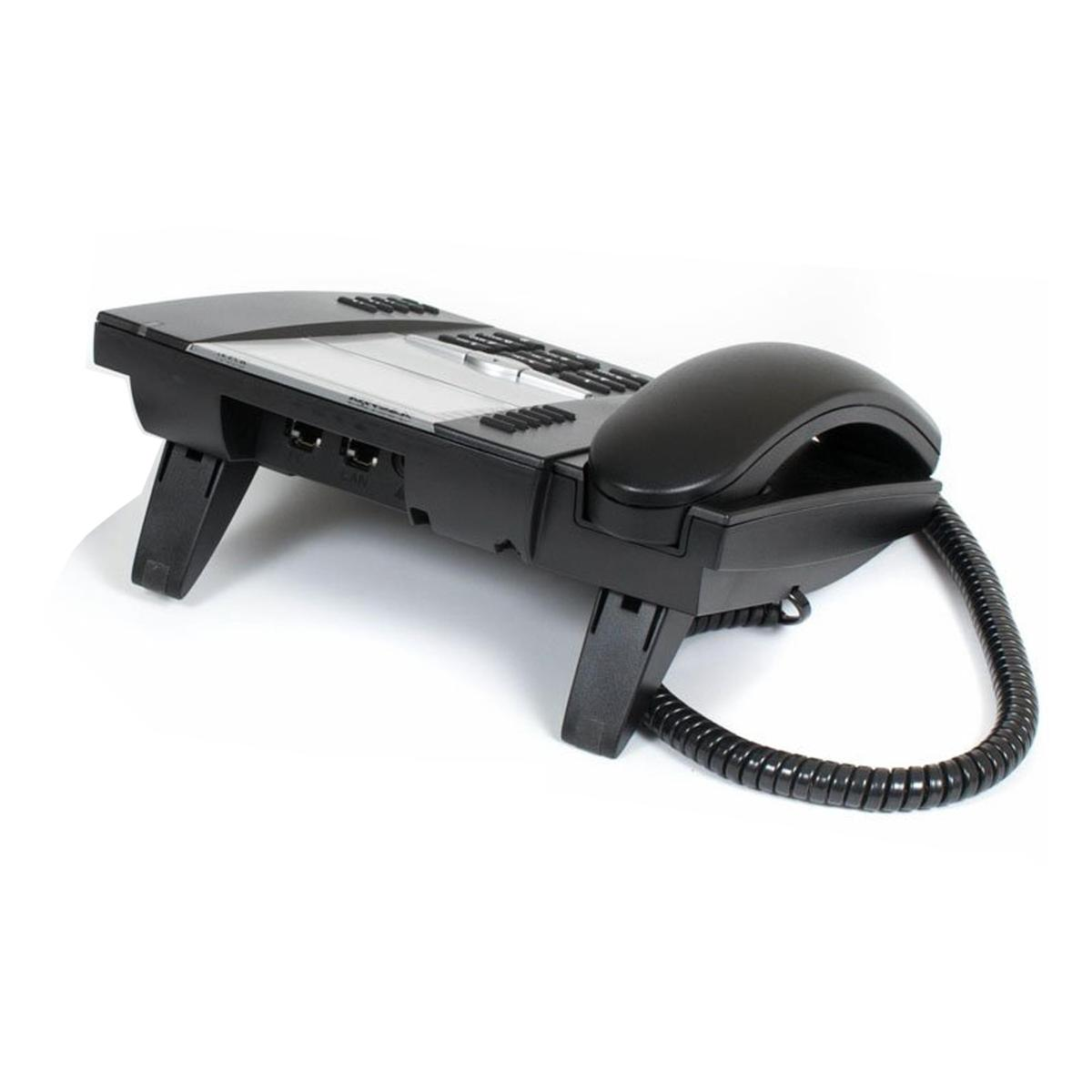 Un telefono IP nero con display integrato si trova su uno sfondo bianco.