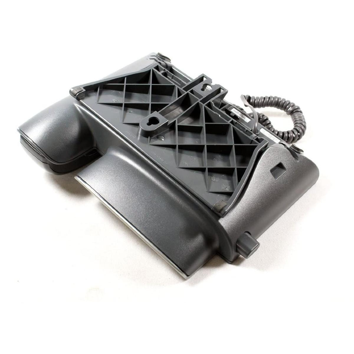 Vista inferiore di un telefono IP nero con struttura in plastica e cavo a spirale su sfondo bianco.