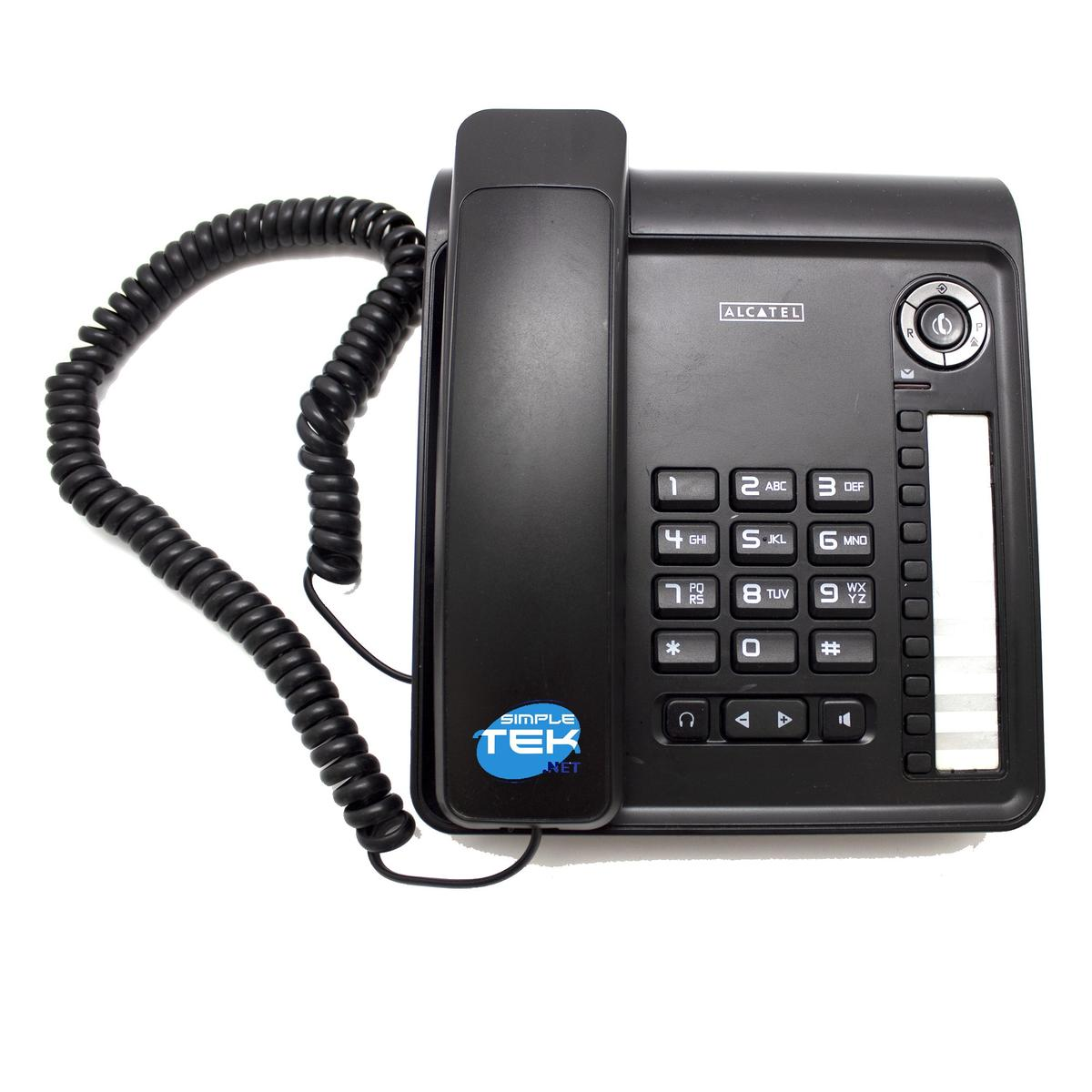Un telefono da scrivania Alcatel nero con ricevitore a cavo spiralato e tastierino su sfondo bianco.