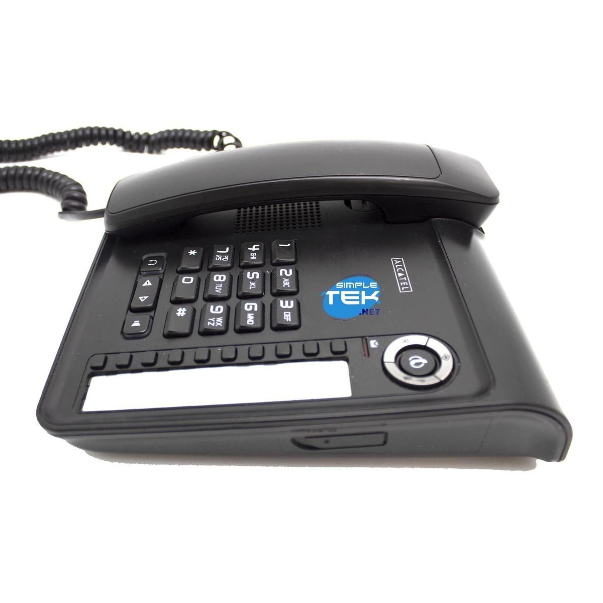 Un telefono da tavolo Alcatel nero con tasti e cornetta su sfondo bianco.