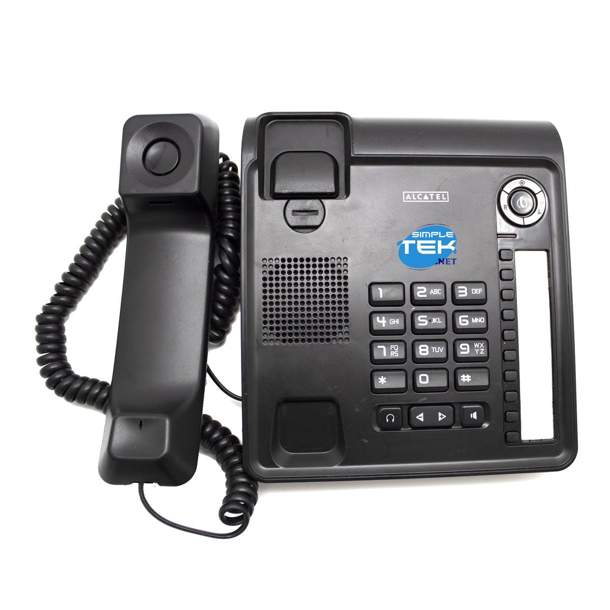Un telefono da scrivania Alcatel nero con cornetta, cavo a spirale e tastierino su sfondo bianco.