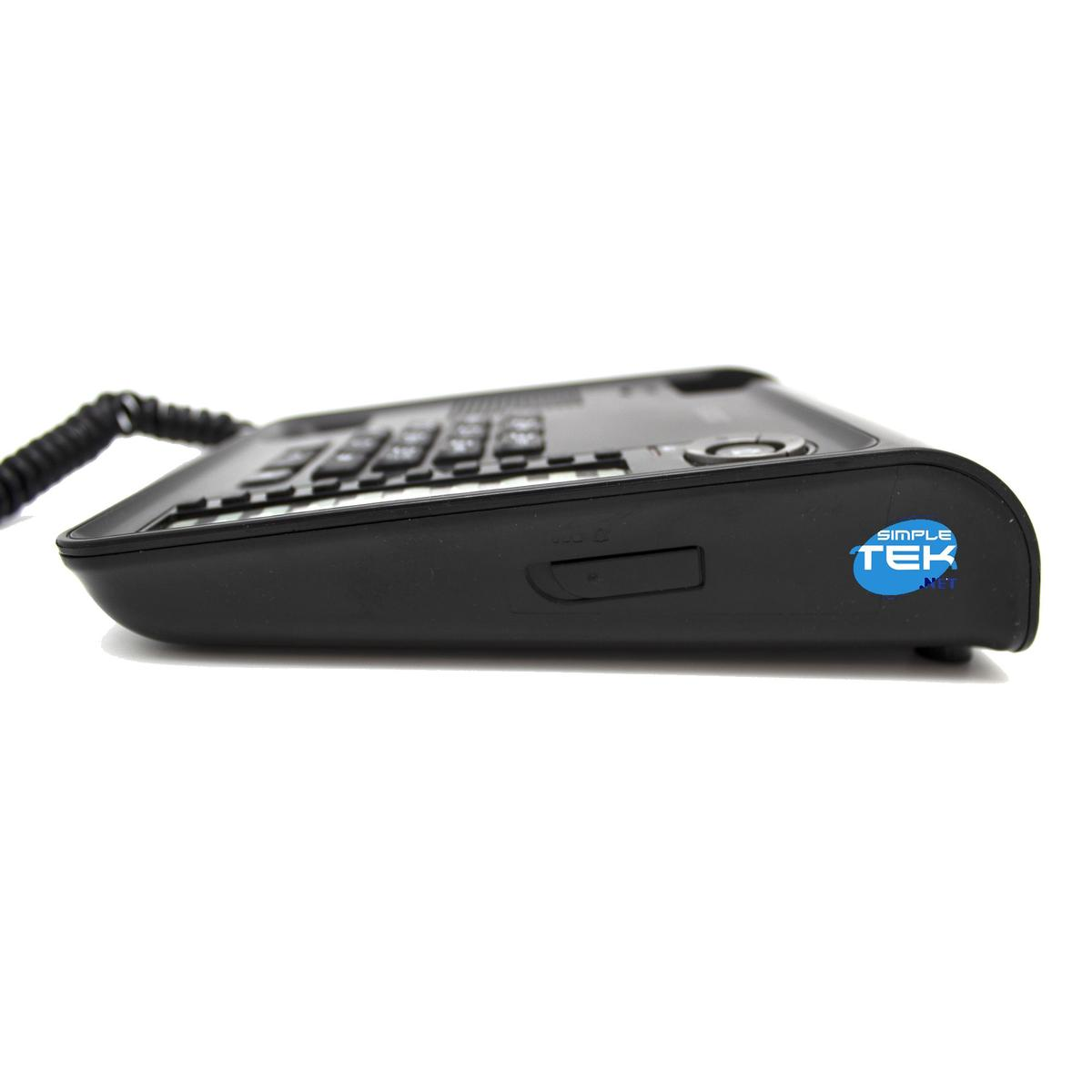 Un telefono da ufficio nero visto da angolazione bassa su sfondo bianco, con logo blu SimpleTek.