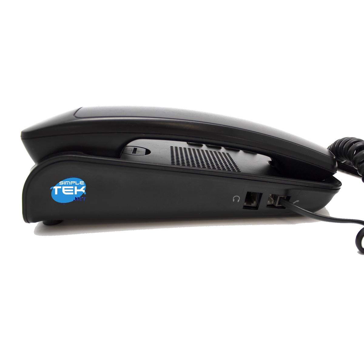 Un telefono da tavolo nero su sfondo bianco, visto di lato, mostra porte e un logo blu.