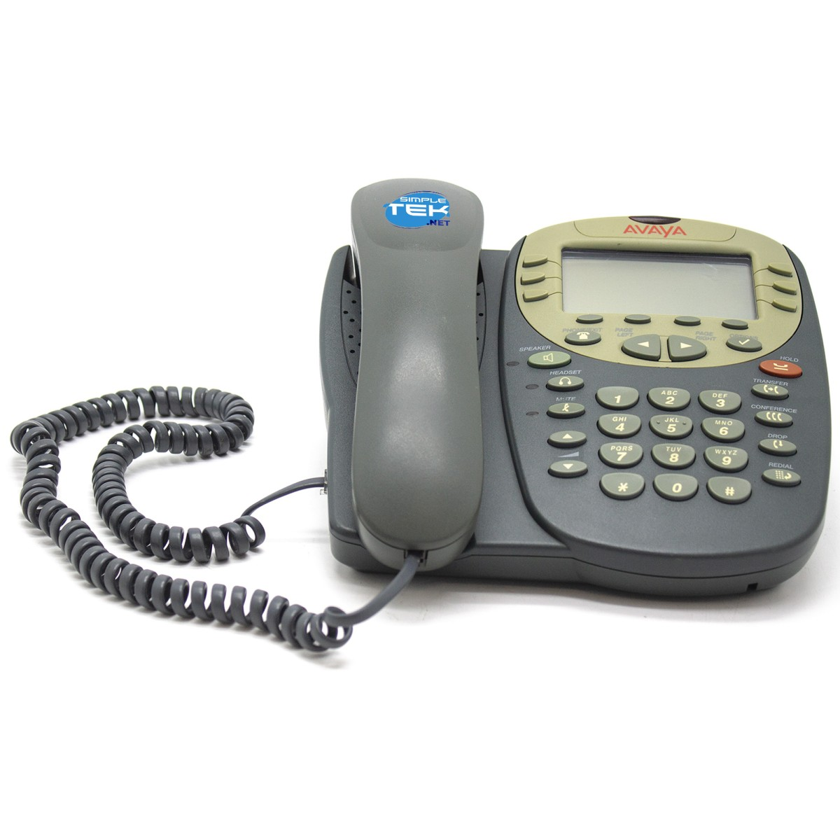 Un telefono IP Avaya grigio con schermo, tastierino e cavo a spirale su sfondo bianco.