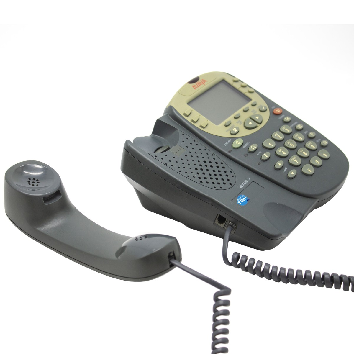 Telefono IP Avaya grigio con schermo, tastiera e cornetta sollevata su sfondo bianco.