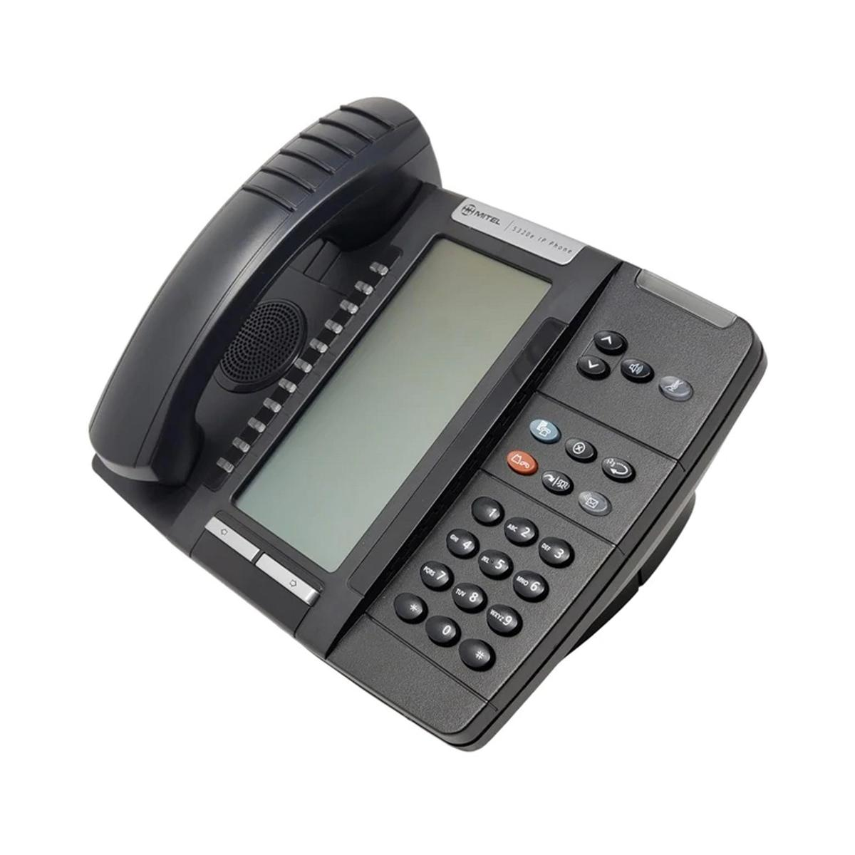 Un telefono IP Mitel nero con ampio display, tastierino e ricevitore su sfondo bianco.