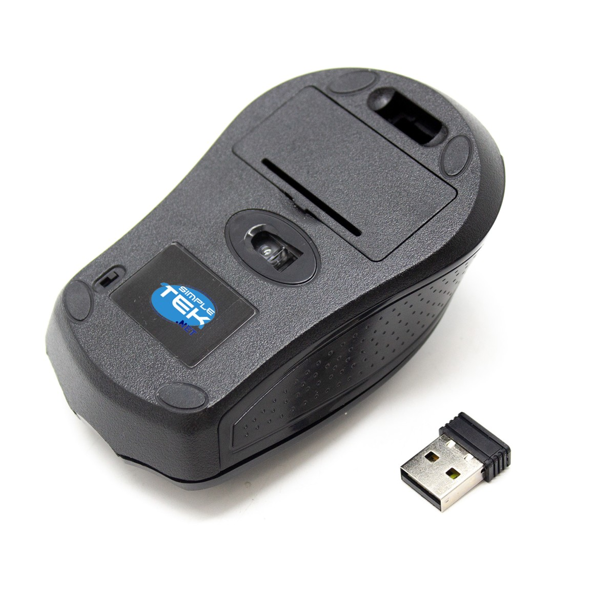 Vista dal basso di un mouse per computer wireless nero con ricevitore USB su sfondo bianco.