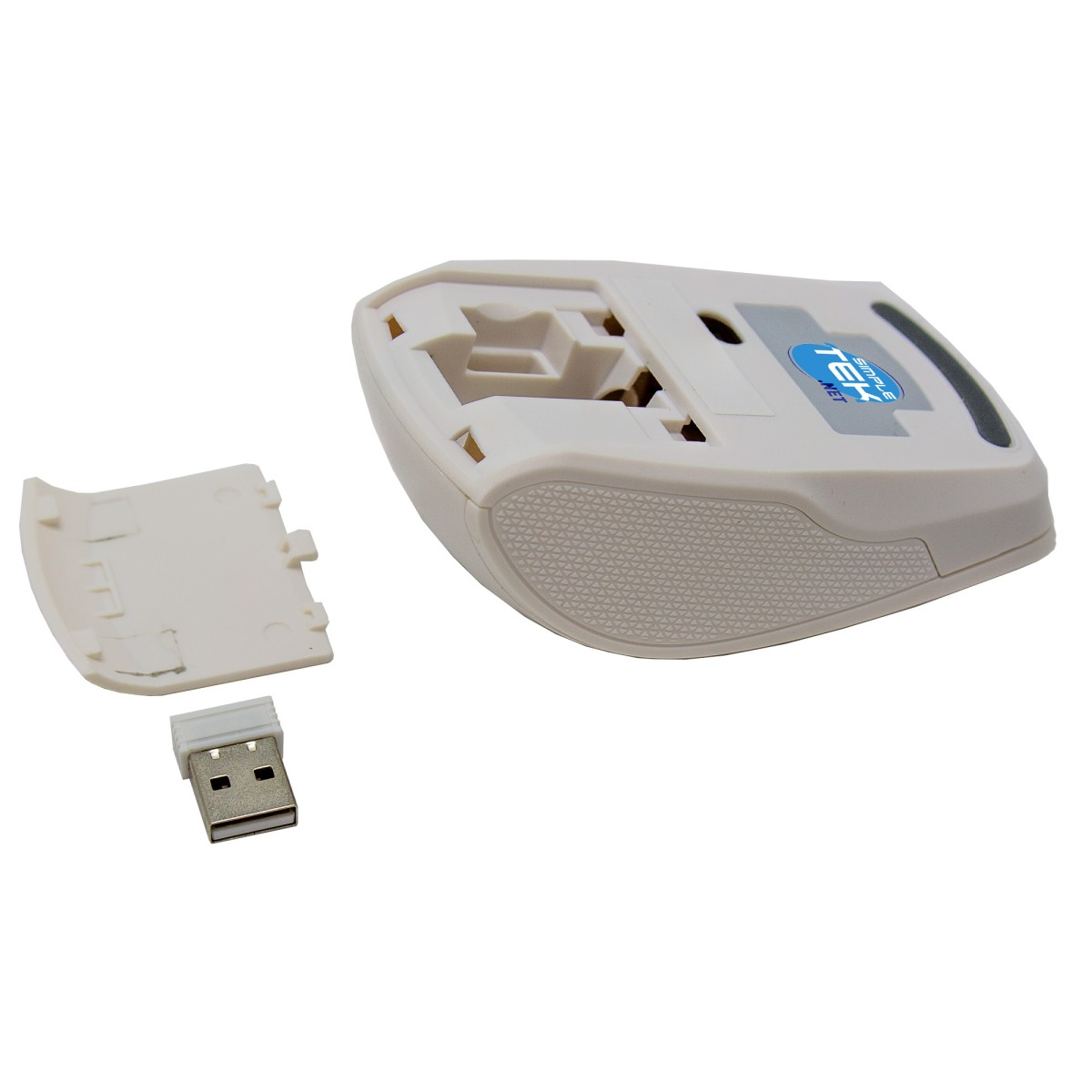Vista inferiore di un mouse per computer grigio chiaro con vano batteria aperto e un piccolo ricevitore USB.