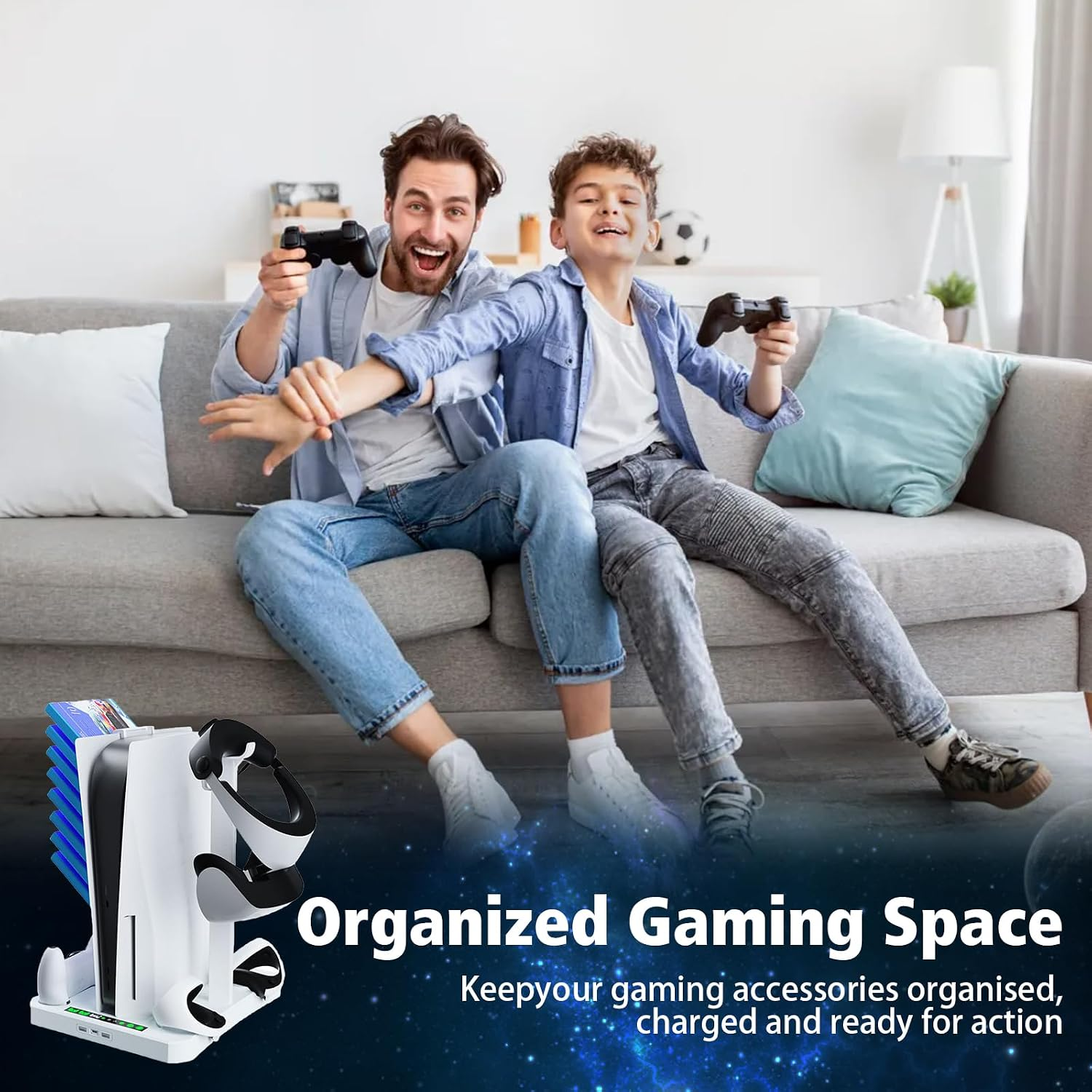 Vater und Sohn spielen auf einer grauen Couch Videospiele, im Vordergrund ein Ladeständer.