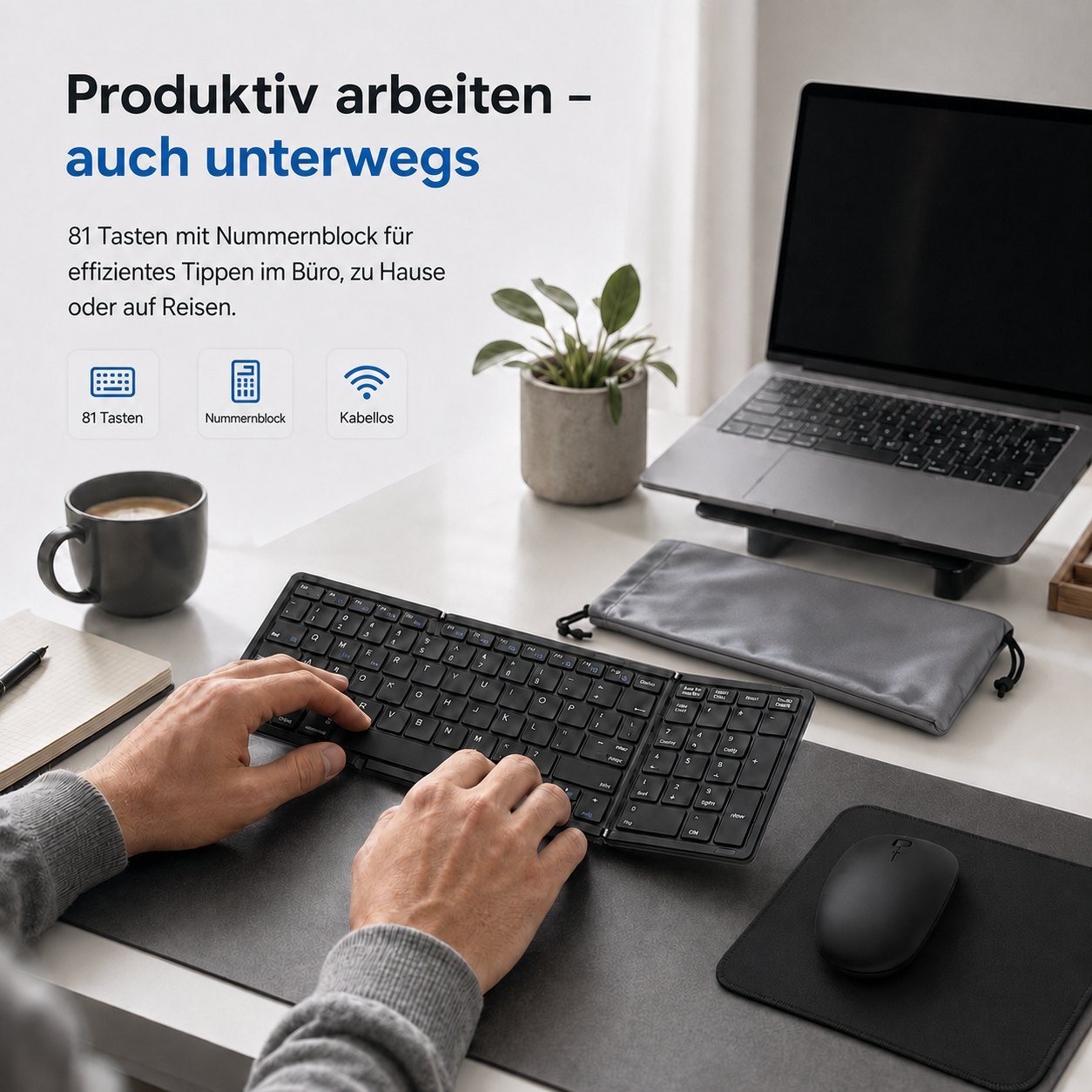 Person tippt auf einer kabellosen Falttastatur neben Laptop, Kaffeetasse und Maus am Schreibtisch.