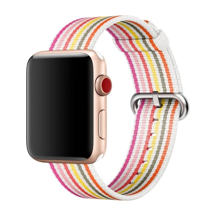 Smartwatch z kopertą w kolorze różowego złota i kolorowym, w paski paskiem z tkaniny na białym tle.
