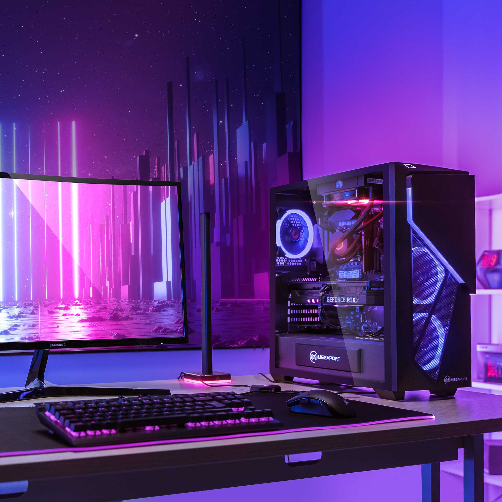 Gaming-PC und Monitor mit blauer und lila Neonbeleuchtung auf einem Schreibtisch vor einer futuristischen Skyline-Wand.