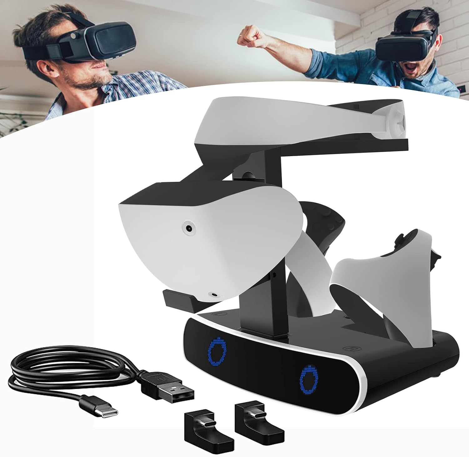 Eine weiße und schwarze VR-Headset-Ladestation mit zwei Controllern, Kabeln und Magnetadaptern vor einem raumweiten Hintergrund.