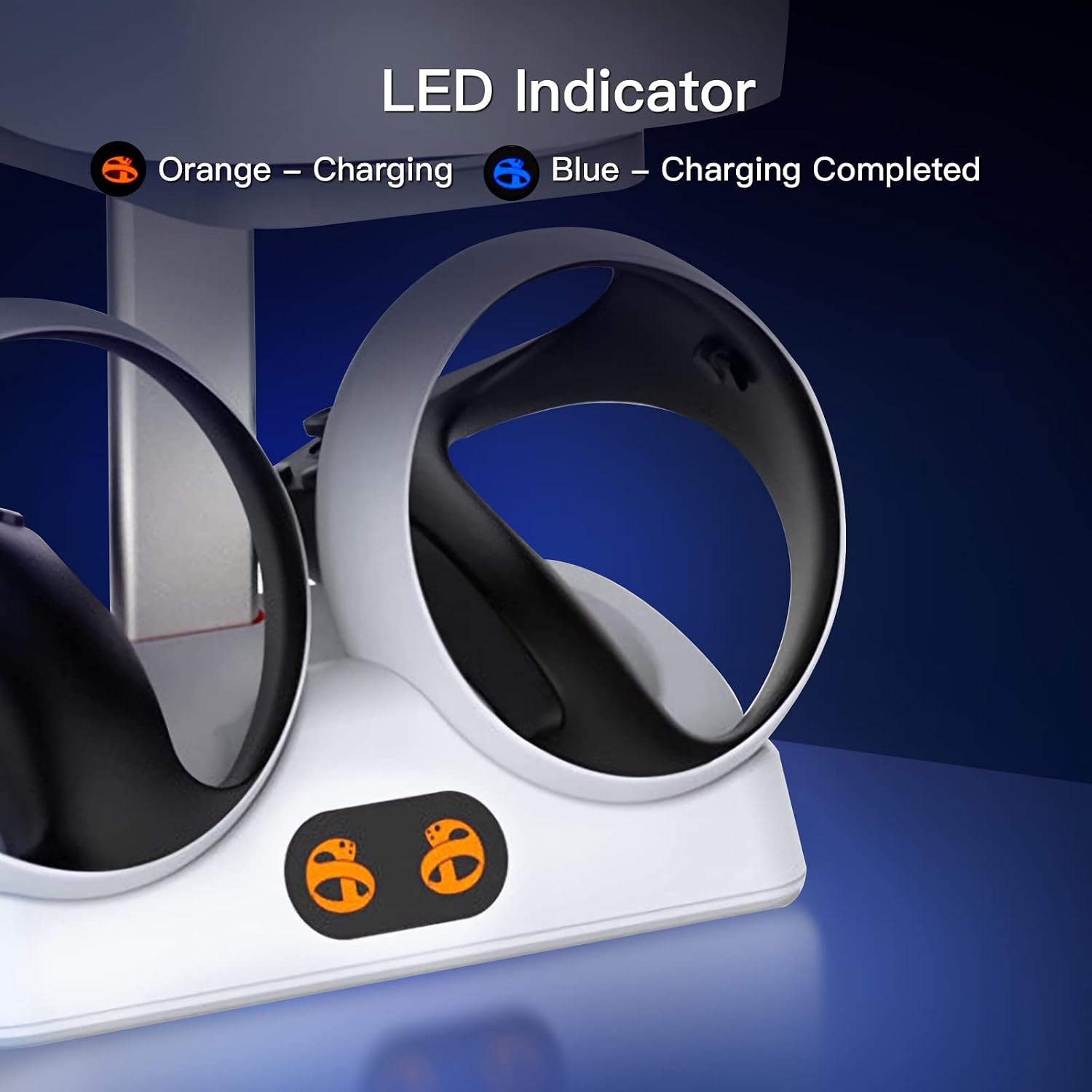 Weißer VR-Controller-Ladedock mit zwei orangen LED-Ladeanzeigen vor dunklem Hintergrund.