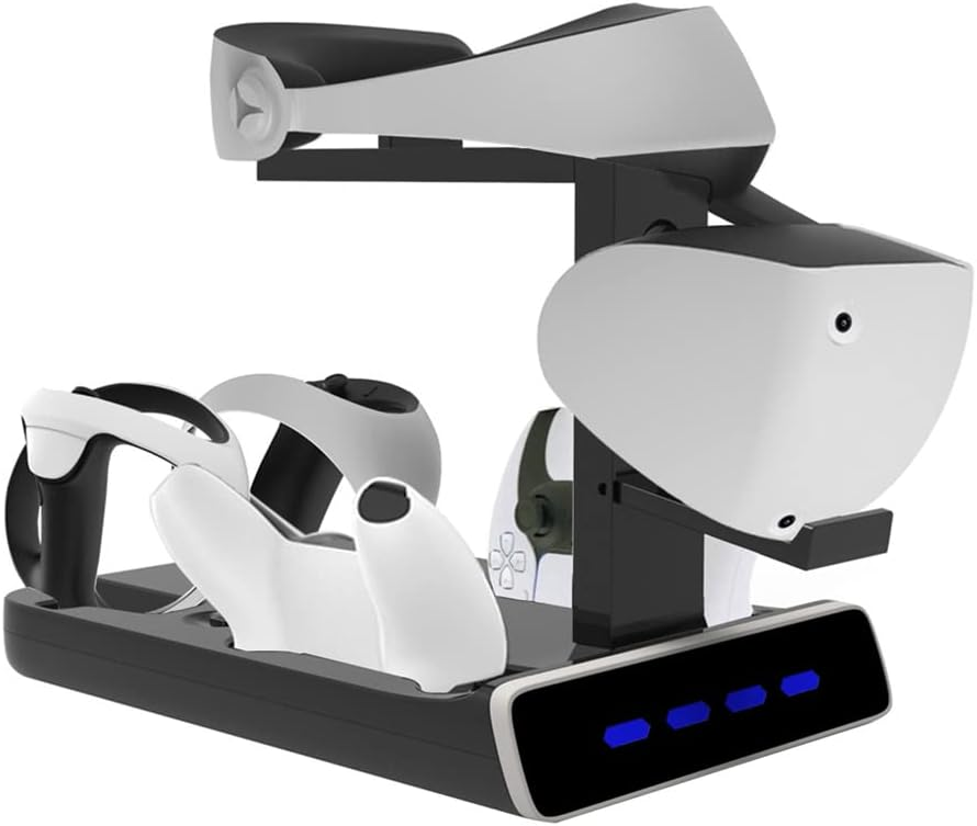 Ein weiß-schwarzer VR-Headset-Ständer mit Kopfhörern und zwei Controllern auf einer weißen Basis gegen weißen Hintergrund.