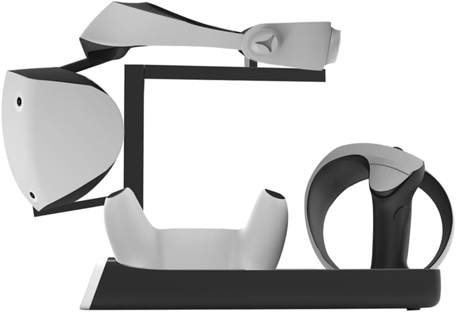 Ein schwarz-weißes VR-Headset und Controller auf einer Ladestation vor einfarbigem Hintergrund.