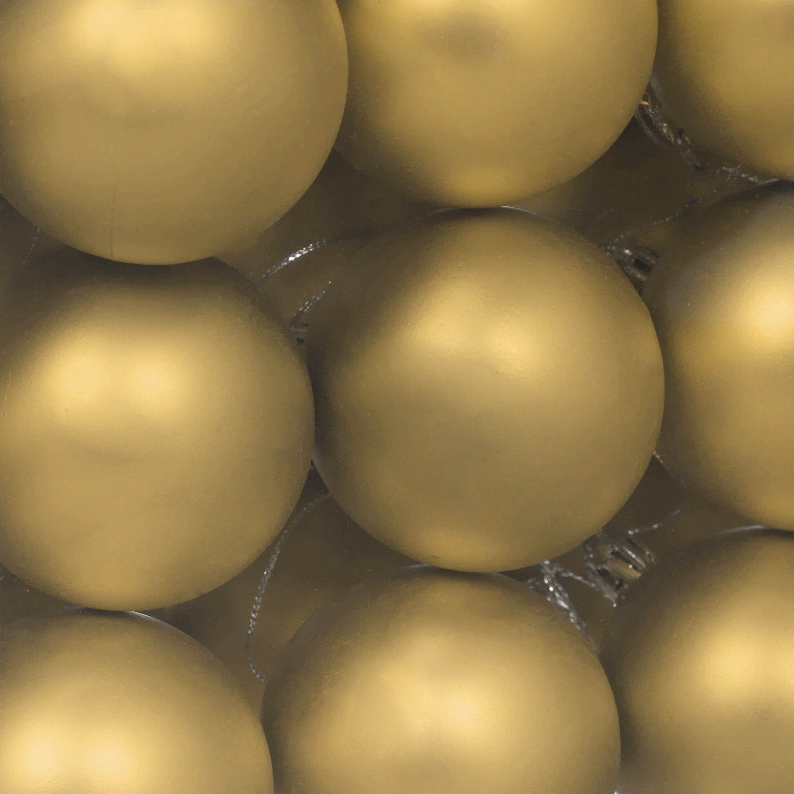 Glänzende goldene Weihnachtskugeln füllen das Bild.