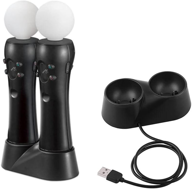 Zwei schwarze PlayStation Move Motion Controller mit Leuchtkugeln und eine schwarze Doppel-Ladestation mit USB-Kabel.
