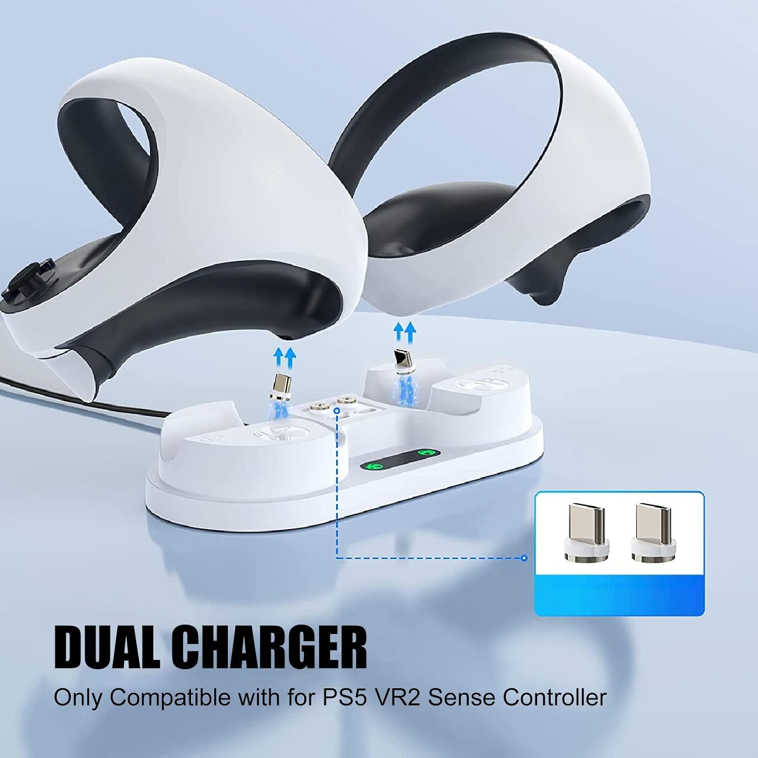 Zwei weiße PS5 VR2-Controller über einer Dual-Ladestation mit magnetischen Adaptern vor hellem Hintergrund.