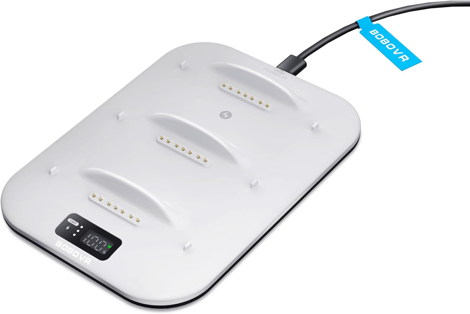 Weiße, abgerundete Ladestation mit drei Schlitzen und LED-Display, angeschlossen an ein schwarzes Kabel.