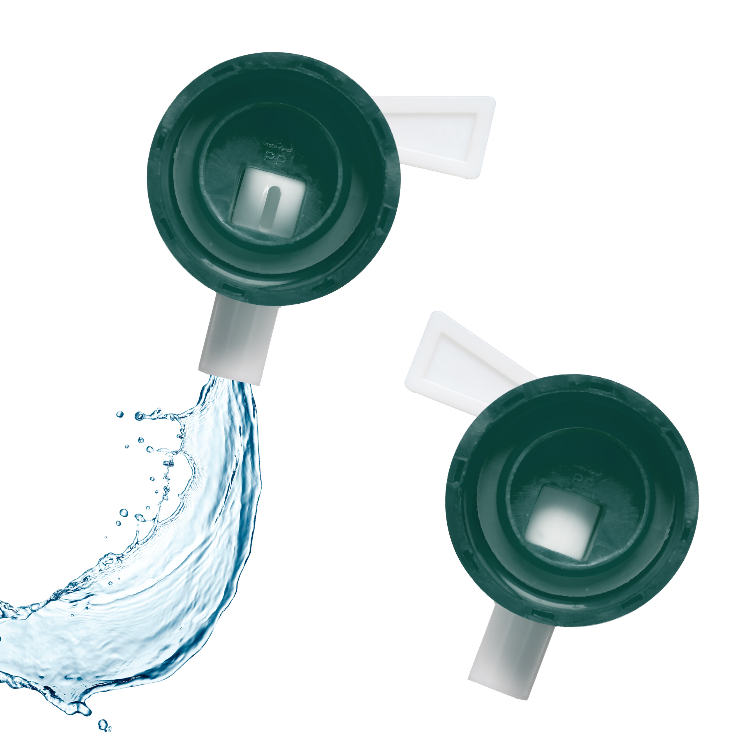 Zwei grüne Plastik-Trinkverschlüsse auf weißem Hintergrund, einer davon gießt Wasser aus.