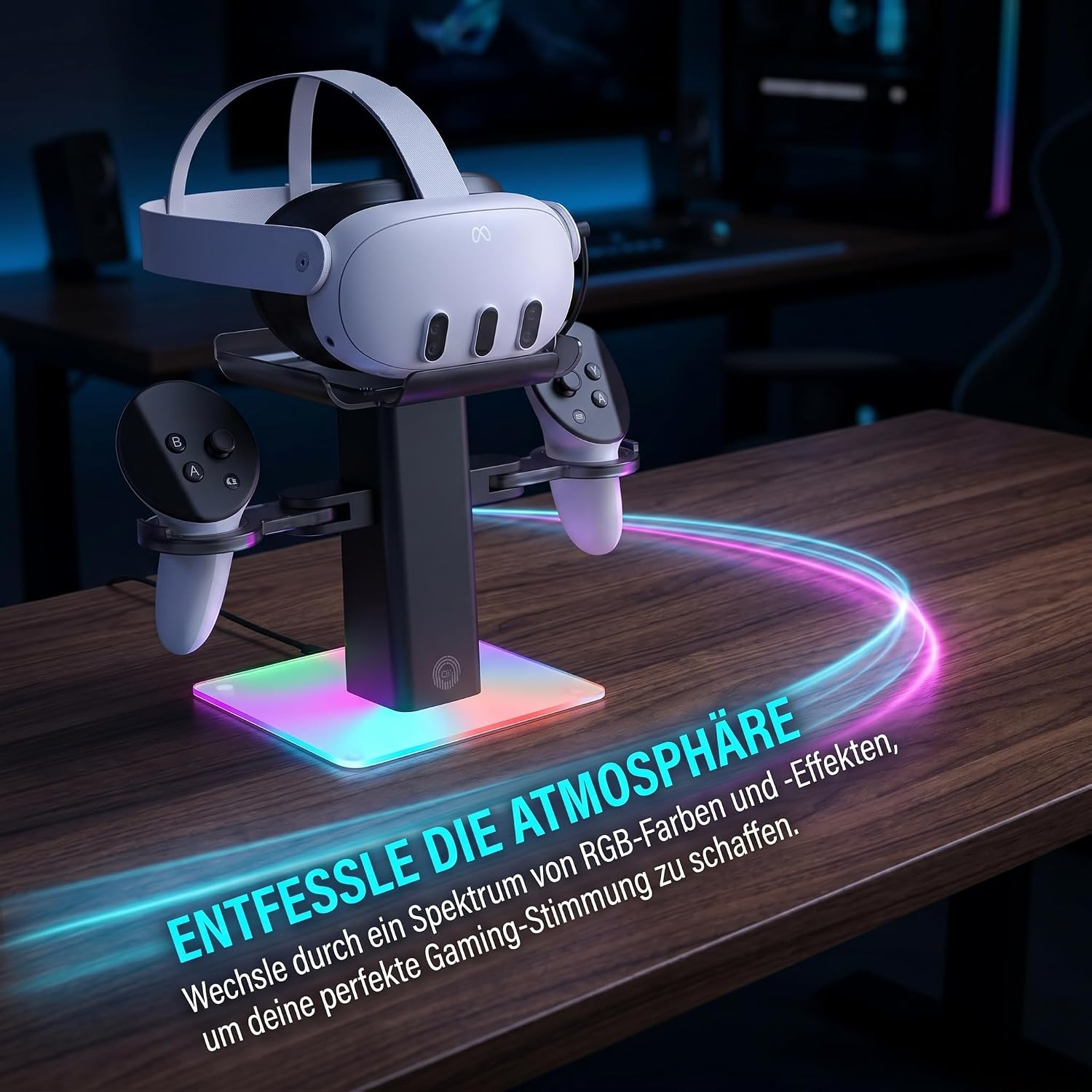 Ein weißes VR-Headset auf einem beleuchteten Ständer mit zwei Controllern auf einem Holztisch.
