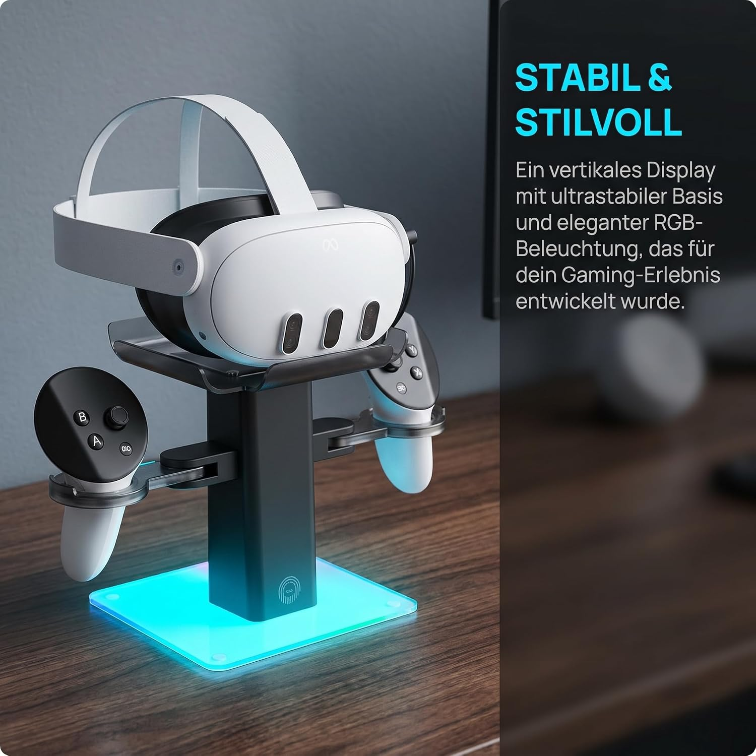 Ein weißes VR-Headset und zwei Controller stehen auf einem schwarzen Ständer mit blau leuchtendem Sockel.