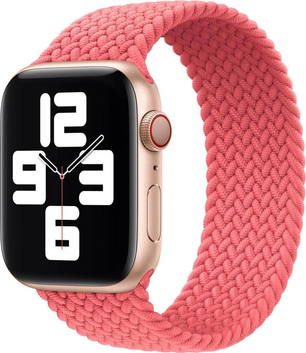 Un reloj inteligente rosa con correa trenzada y esfera digital sobre fondo blanco.