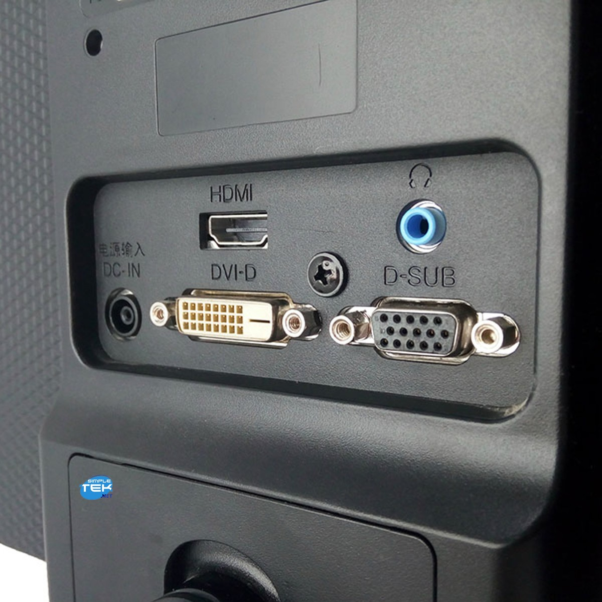 Pannello posteriore di un monitor con porte DC-IN, HDMI, DVI-D, audio e D-SUB.
