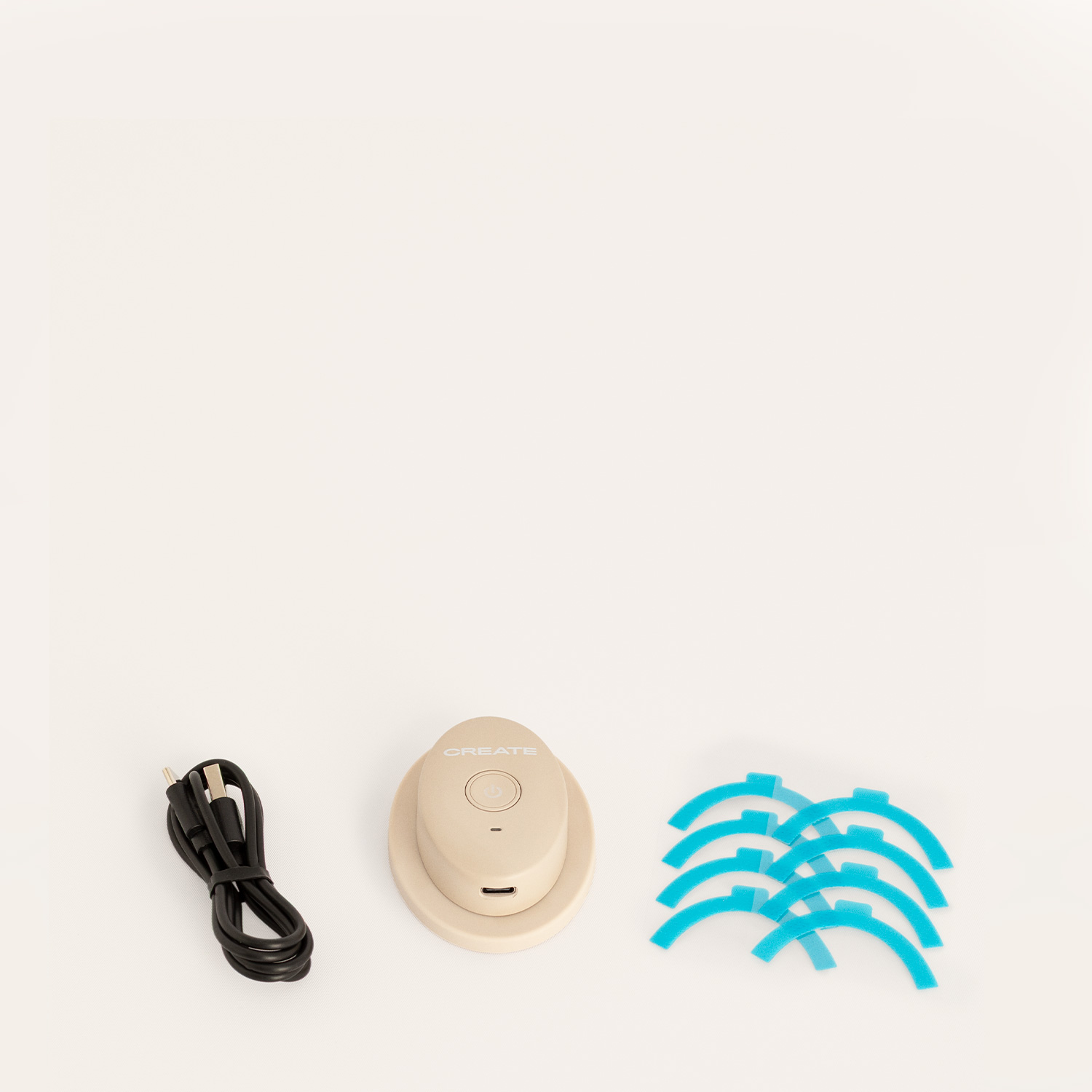 Dispositivo ovalado beige con cable de carga y tiras curvas azules sobre fondo blanco.