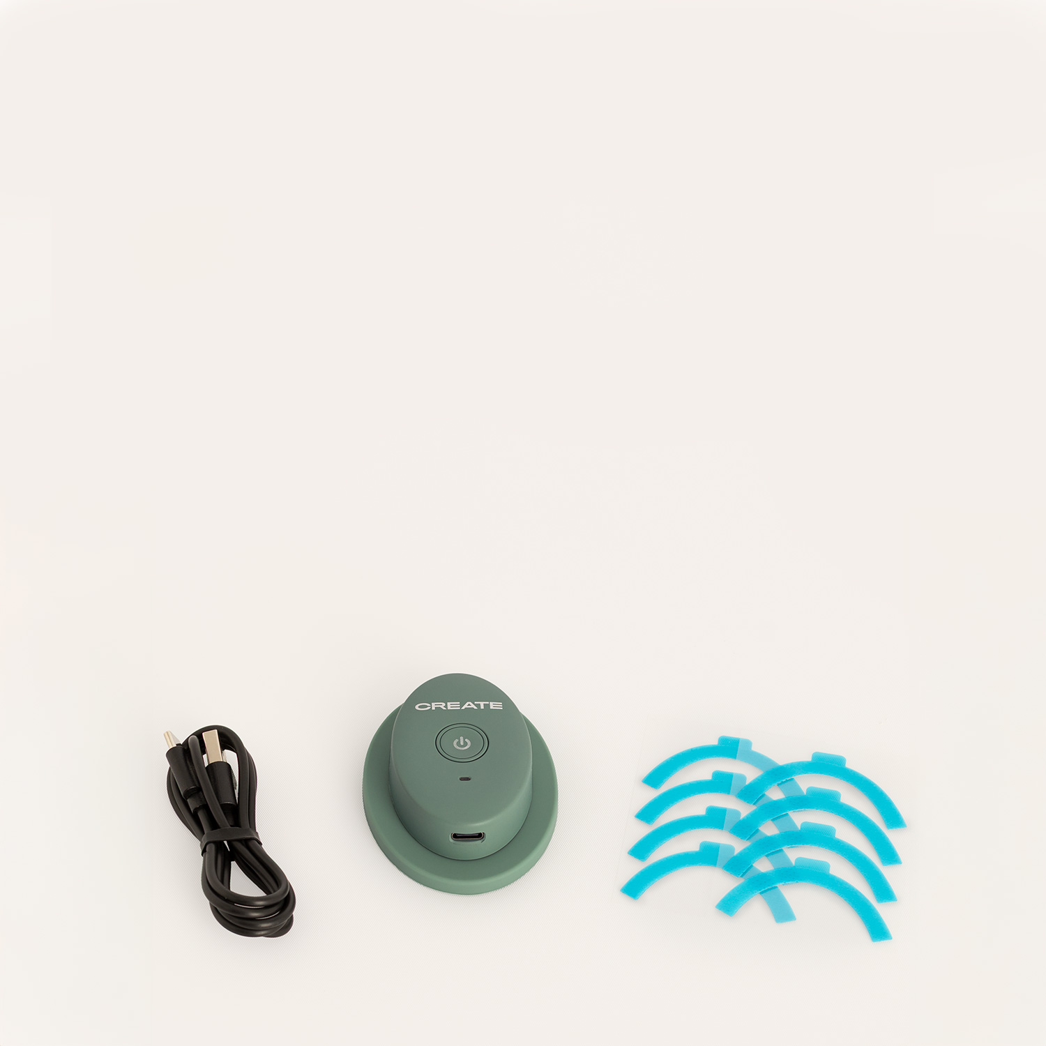 Un dispositivo electrónico verde con un cable de carga y seis pegatinas curvas azules sobre fondo blanco.