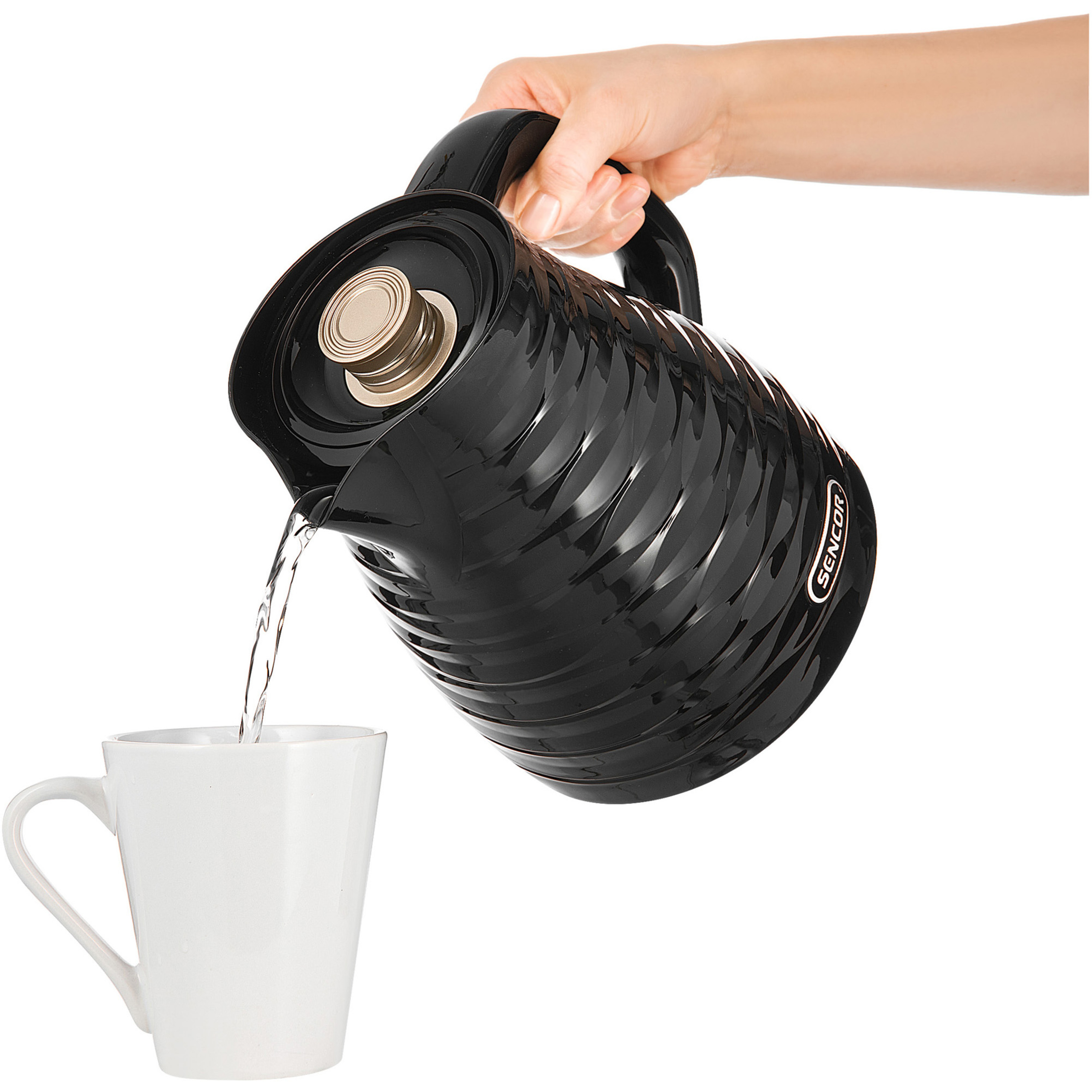 Eine Hand gießt Wasser aus einer schwarzen Thermokanne in eine weiße Tasse.