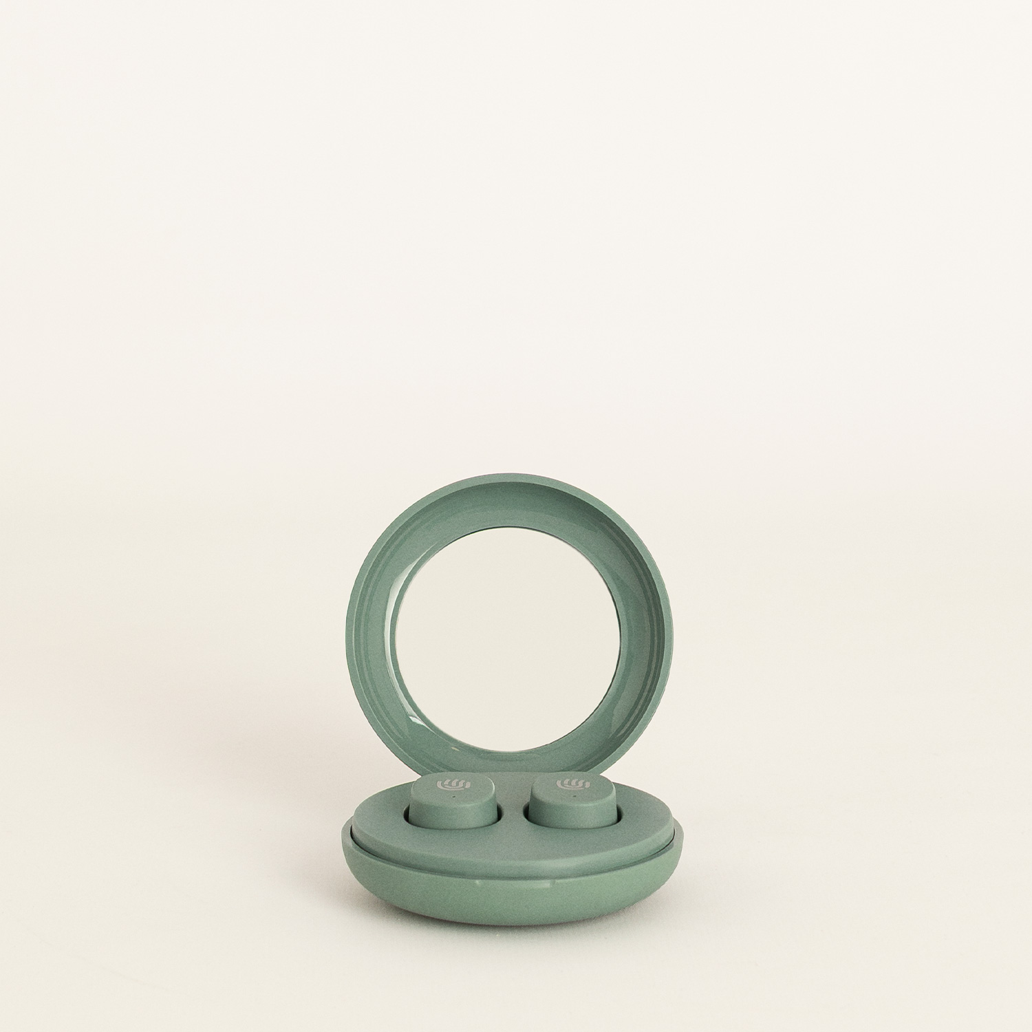 Un estuche de carga de auriculares inalámbricos verde salvia abierto con dos auriculares sobre fondo blanco.