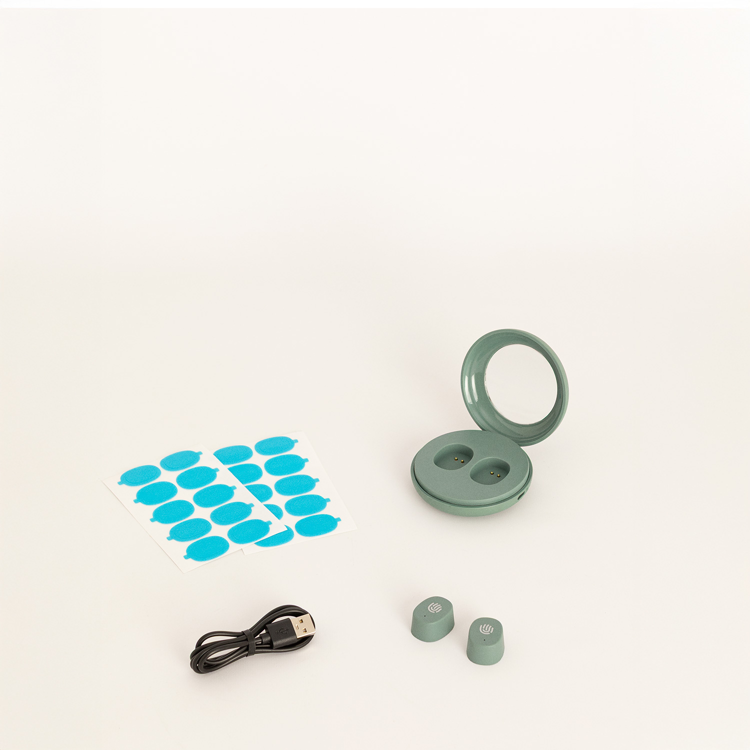 Estuche de carga verde, dos auriculares, cable USB y pegatinas azules sobre fondo blanco.