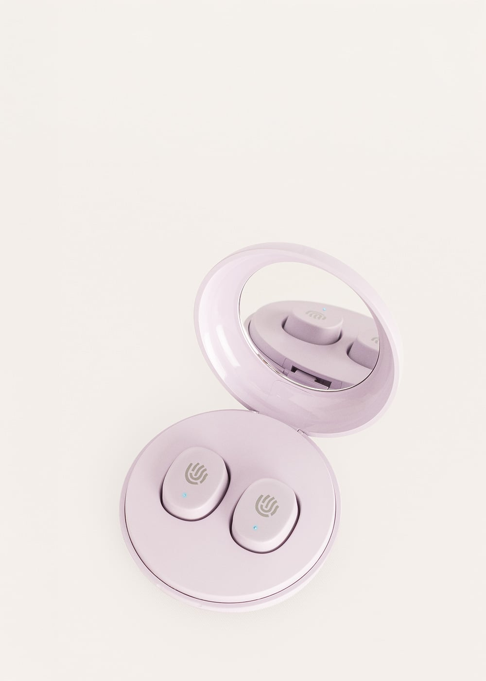 Estuche de carga inalámbrica morado con espejo y dos auriculares sobre fondo beige.