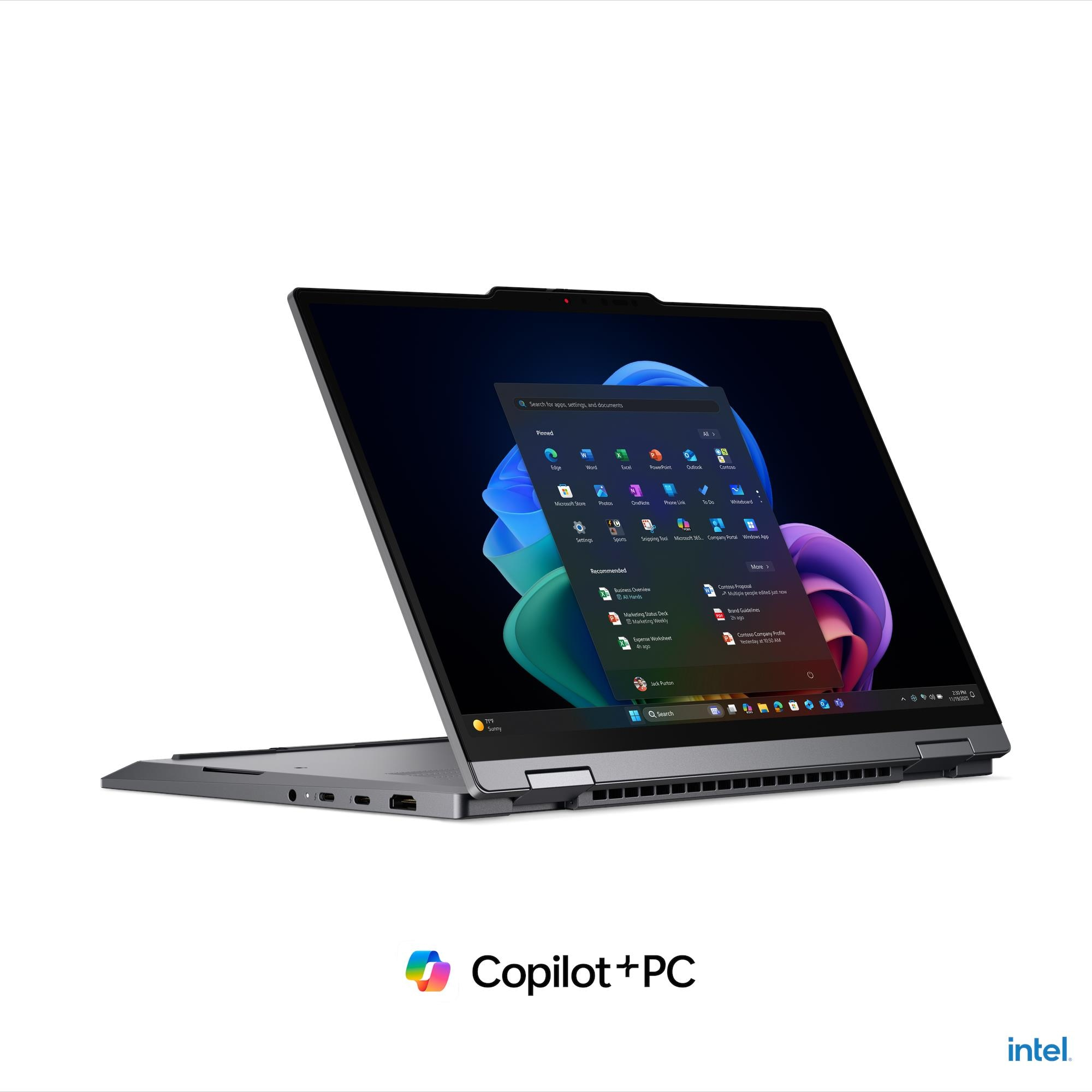 Un laptop grigio su sfondo bianco mostra la schermata iniziale di Windows e il logo Copilot+PC in basso.