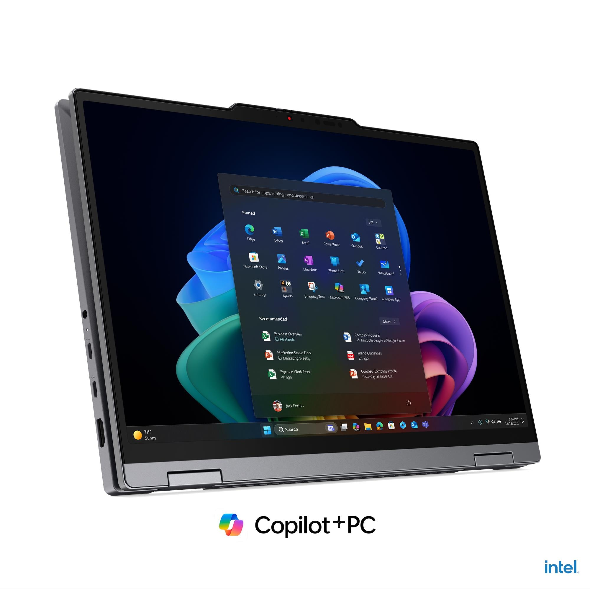 Un elegante laptop grigio mostra il menu Start di Windows sullo schermo su sfondo bianco.
