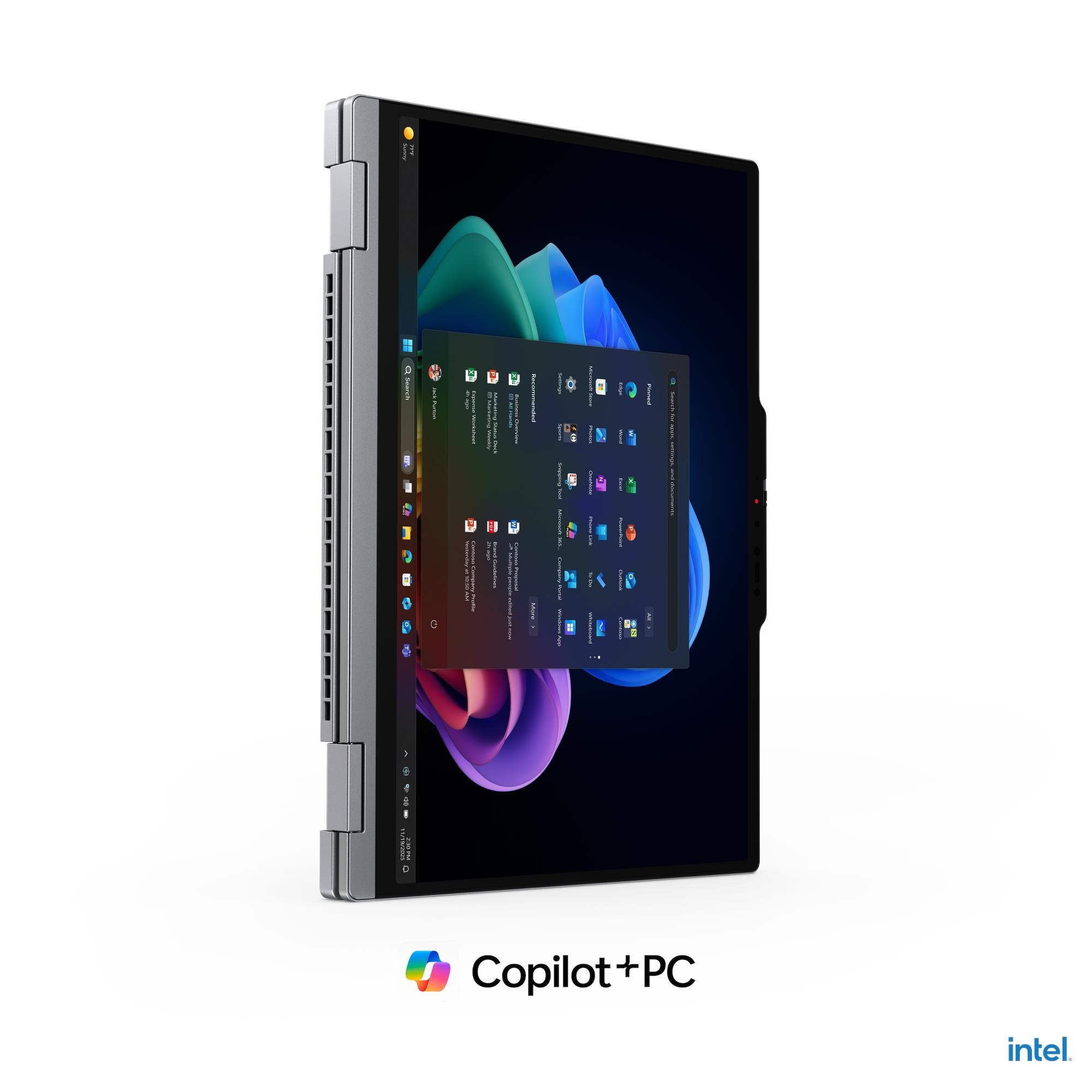 Un computer portatile argentato in posizione verticale mostra il desktop di Windows con il menu Start e il logo Copilot+PC.