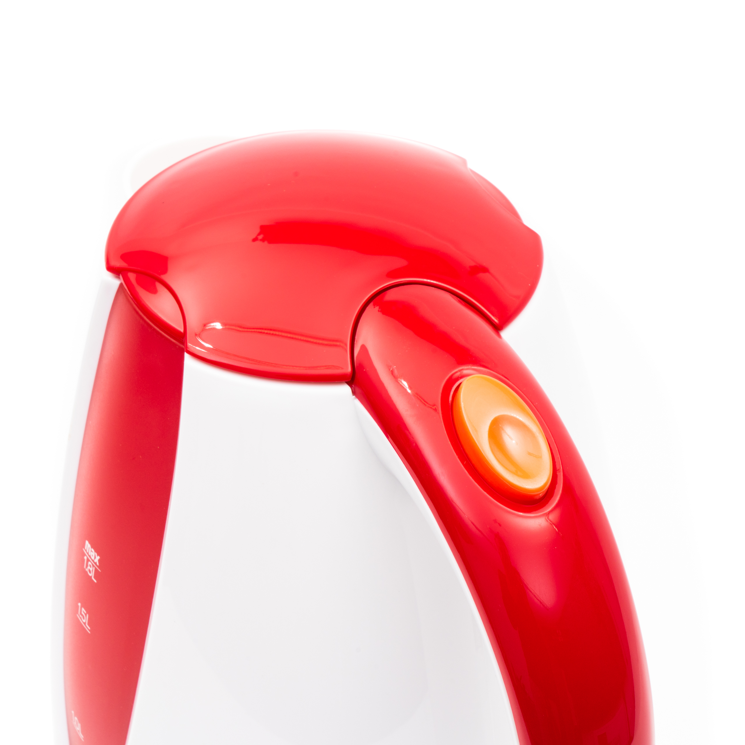 Zbliżenie czerwono-białego czajnika elektrycznego z pomarańczowym przyciskiem na białym tle.