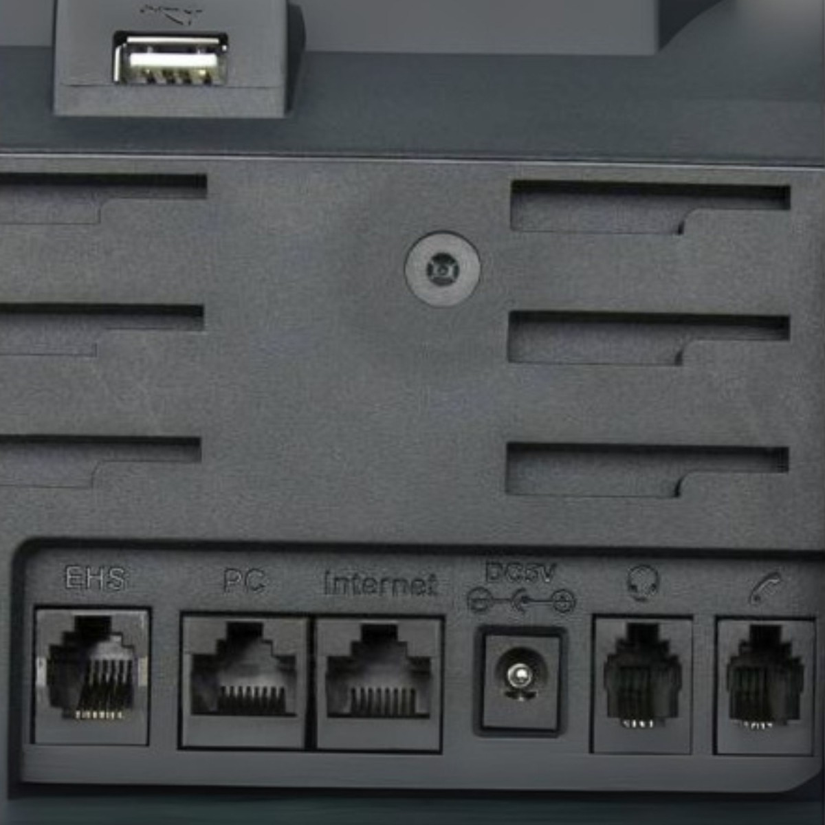 Pannello posteriore di un dispositivo nero con porte EHS, PC, Internet, DC5V, cuffie, telefono e una porta USB.