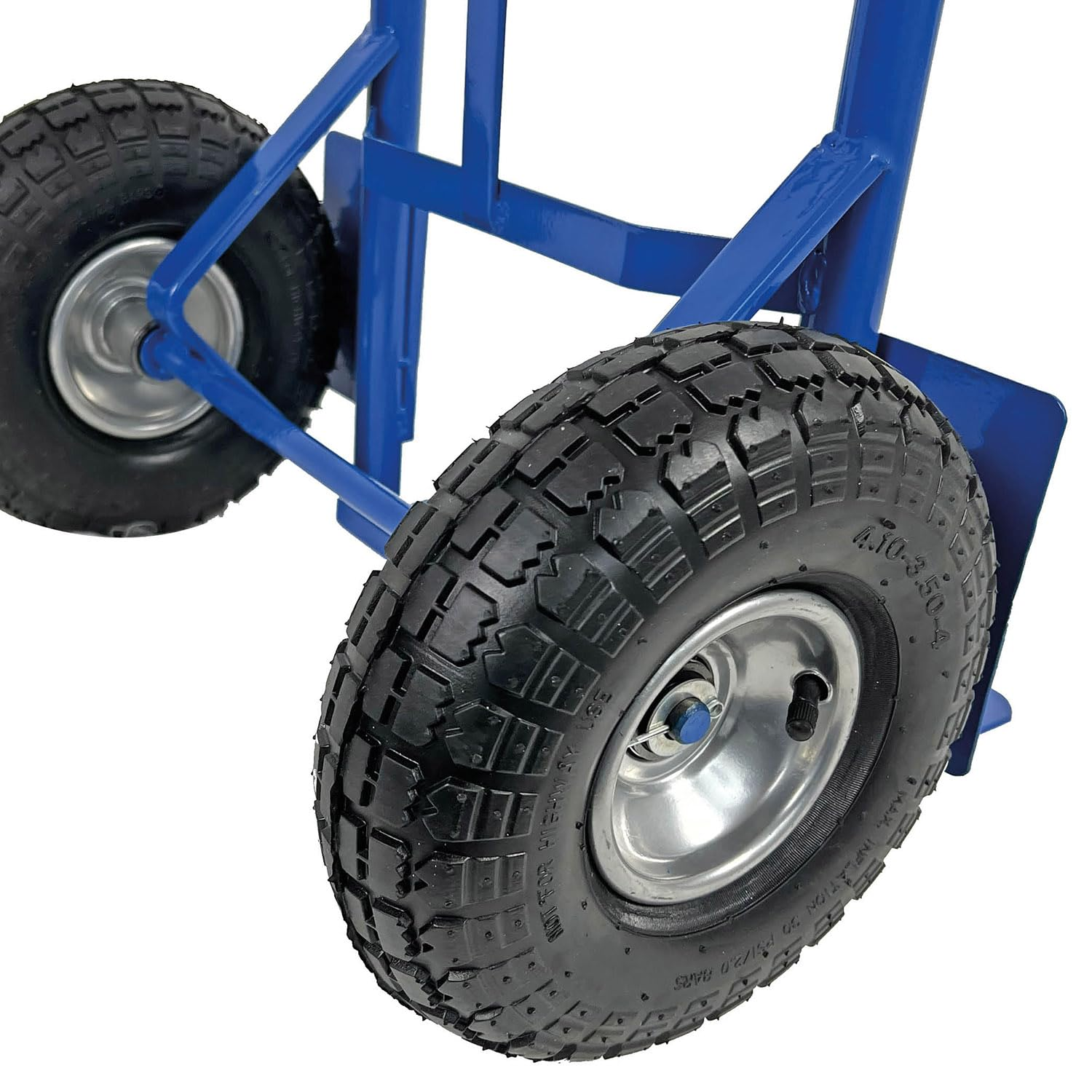 Blaue Sackkarre mit großen, profilierten Gummireifen und Metallfelgen auf weißem Grund.