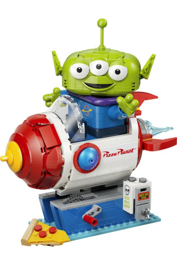 Pizza Planet roketinde küçük pizzalı üç gözlü Toy Story uzaylı Lego modeli.